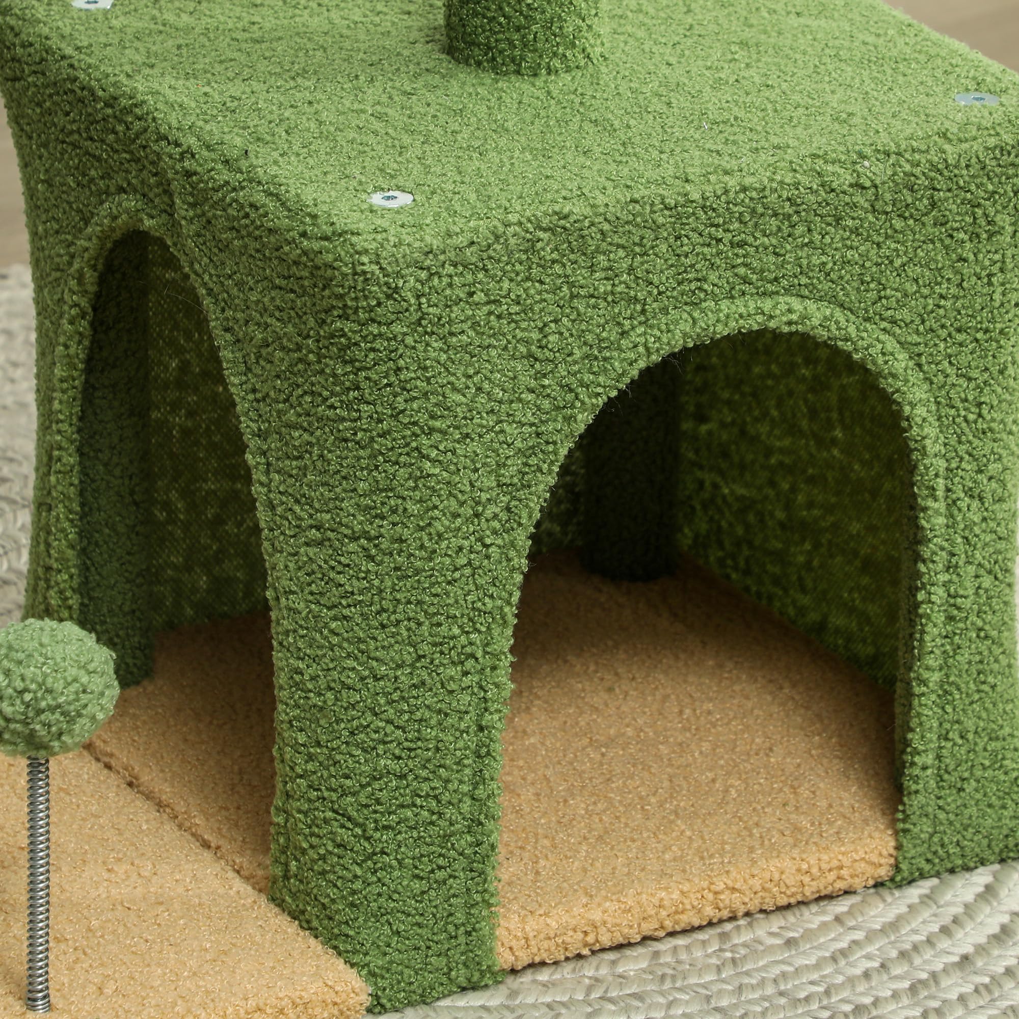 PawHut Albero Tiragraffi per Gatti con Foglia di Palma, Casetta, Lettino e 2 Palline, Torre per Gatti in Legno e Poliestere, 44x30x98 cm, Verde e Marrone