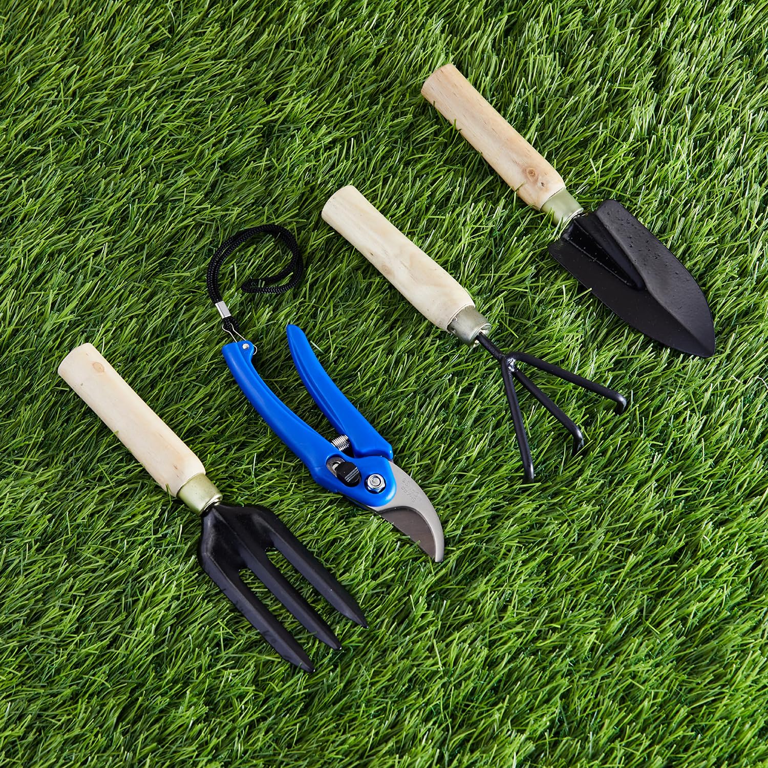 Amazon Brand - Solimo 4-Piece Gardening Tool Set | Hand Cultivator, Trowel, Garden Fork, Pruner | Wooden Handle - Image 6 thumbnail