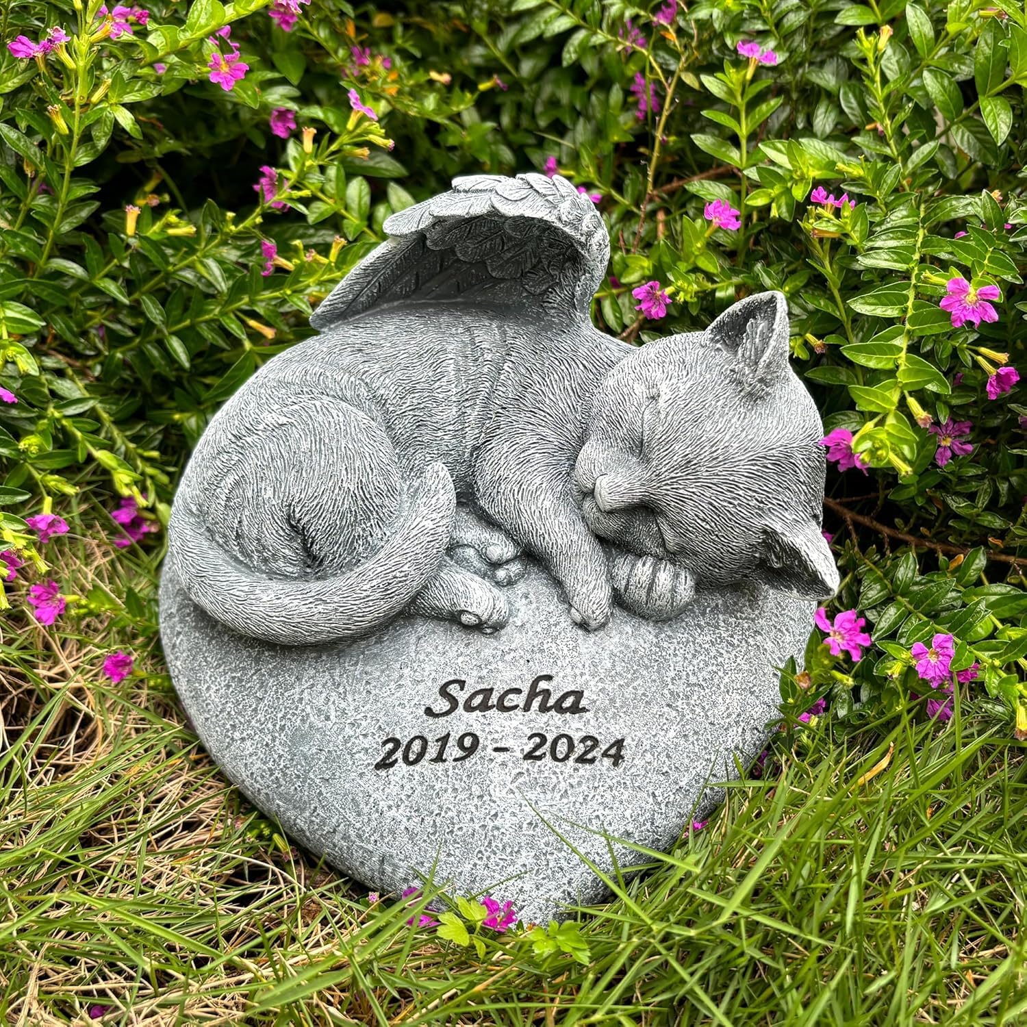 edenkstein als gedenkstein maßgeschneidert für Engel und grabstein für eine spezielle katze, die ein datum und einen namen trägt sowie ein süßes geschenk