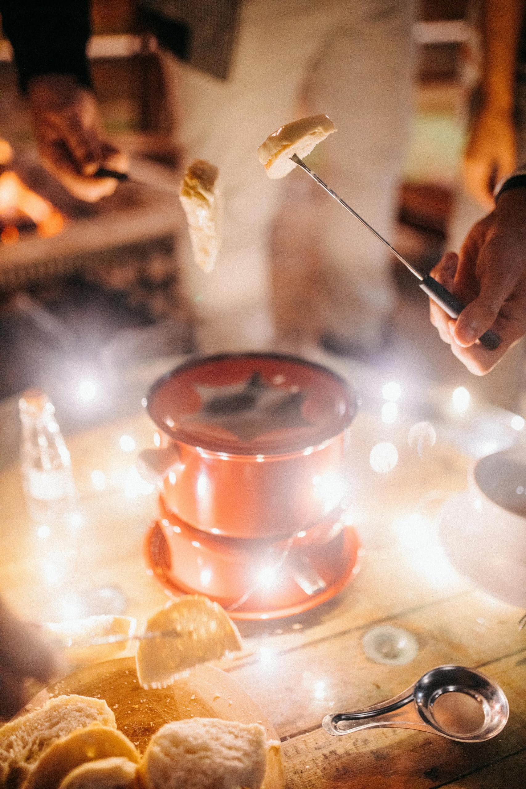 Vegü Fondue-Käse vegan - 5x 400g - Schweizer veganer Fondue-Käse auf Blumenkohlbasis, würzige Gemüsezubereitung, für ein rundum genussvolles Fondue-Erlebnis, zu Raclette-Käse ein Fest