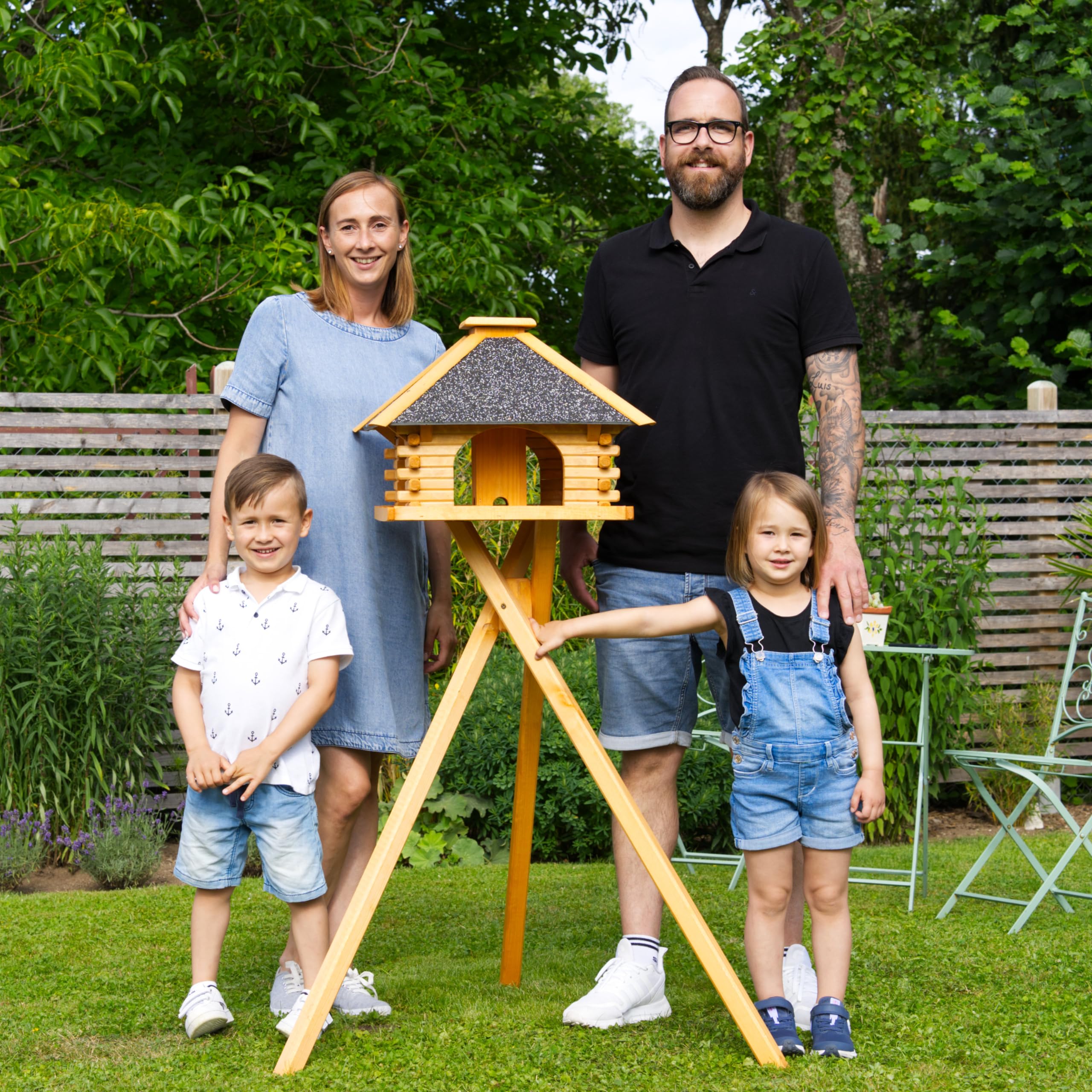 Deko-Shop-Hannusch Vogelhaus wahlweise mit Ständer und Solarbeleuchtung, Verschiedene Dachfarben (Vogelhaus, Dach Holzschindeln schwarz/braun)