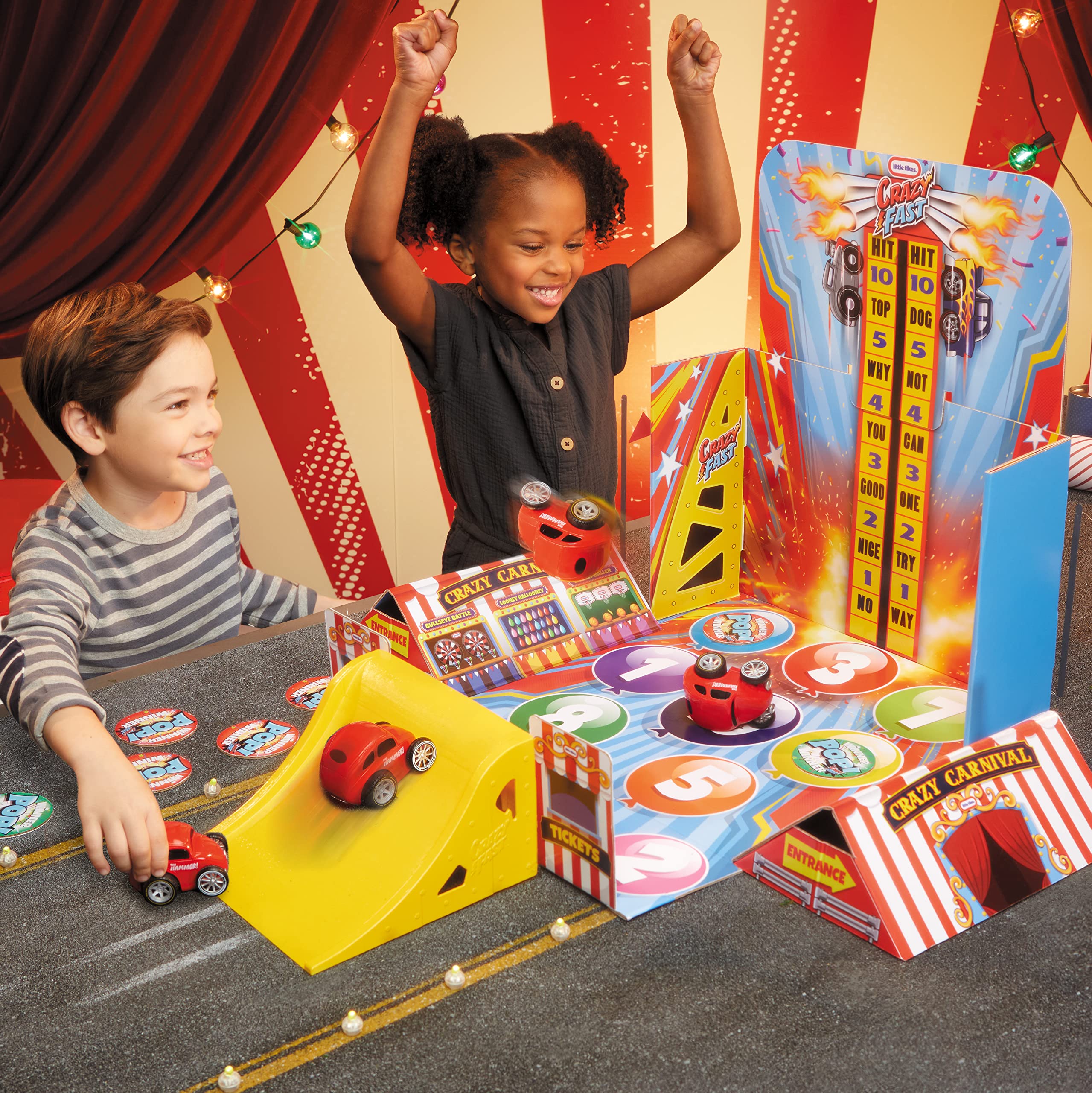 Little Tikes Flip & Fly Carnival Crazy Fast a Tema Luna Park; Con un'Esclusiva Macchinina Giocattolo a Spinta, una Catapulta, una Rampa, 2 Giochi e una Campana; Percorre fino a 15,25 Metri; Età: 3+