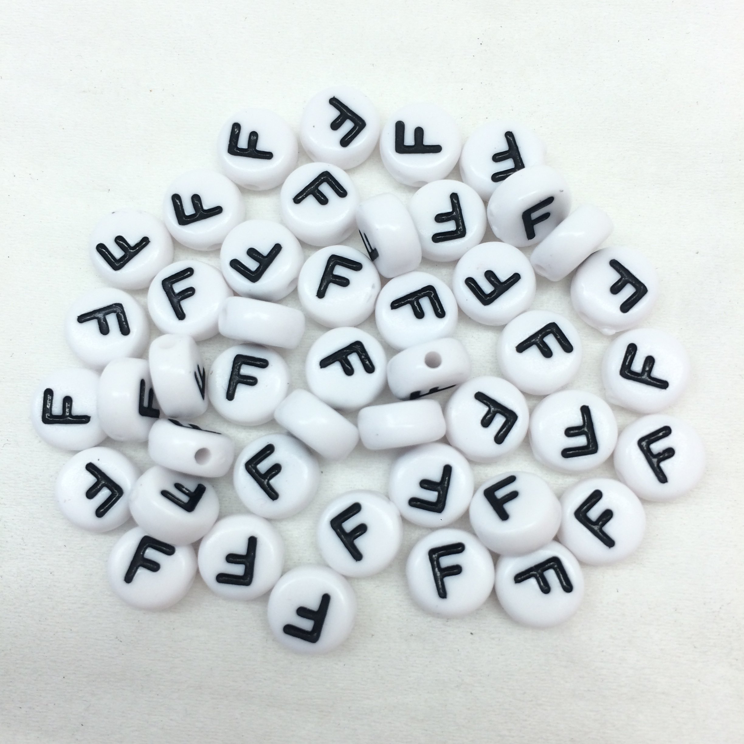 Perles alphabet acrylique blanc Pepperlonely 7x4mm pour création de bijoux DIY