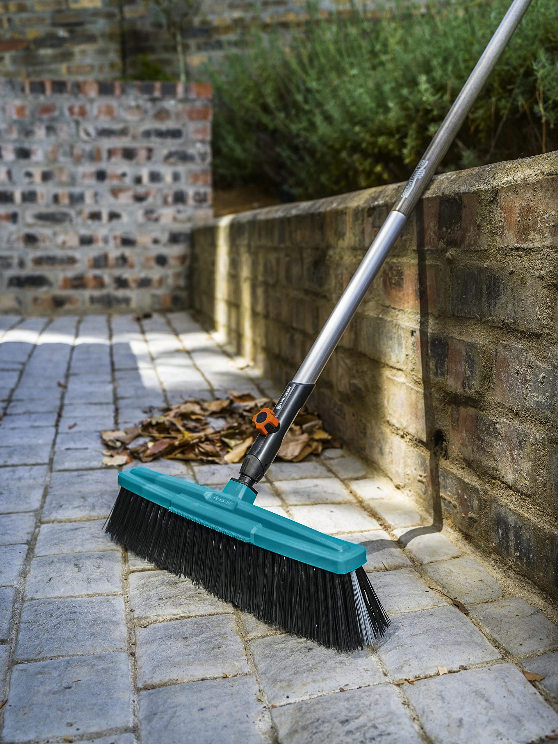 Gardena 17356-60 Combisystem Set per Prato e Pulizia: Composto da Scopa a ventaglio XXL, Scopa Stradale e Manico in Legno, per spazzare Foglie e rifiuti del Giardino e per Pulire i sentieri