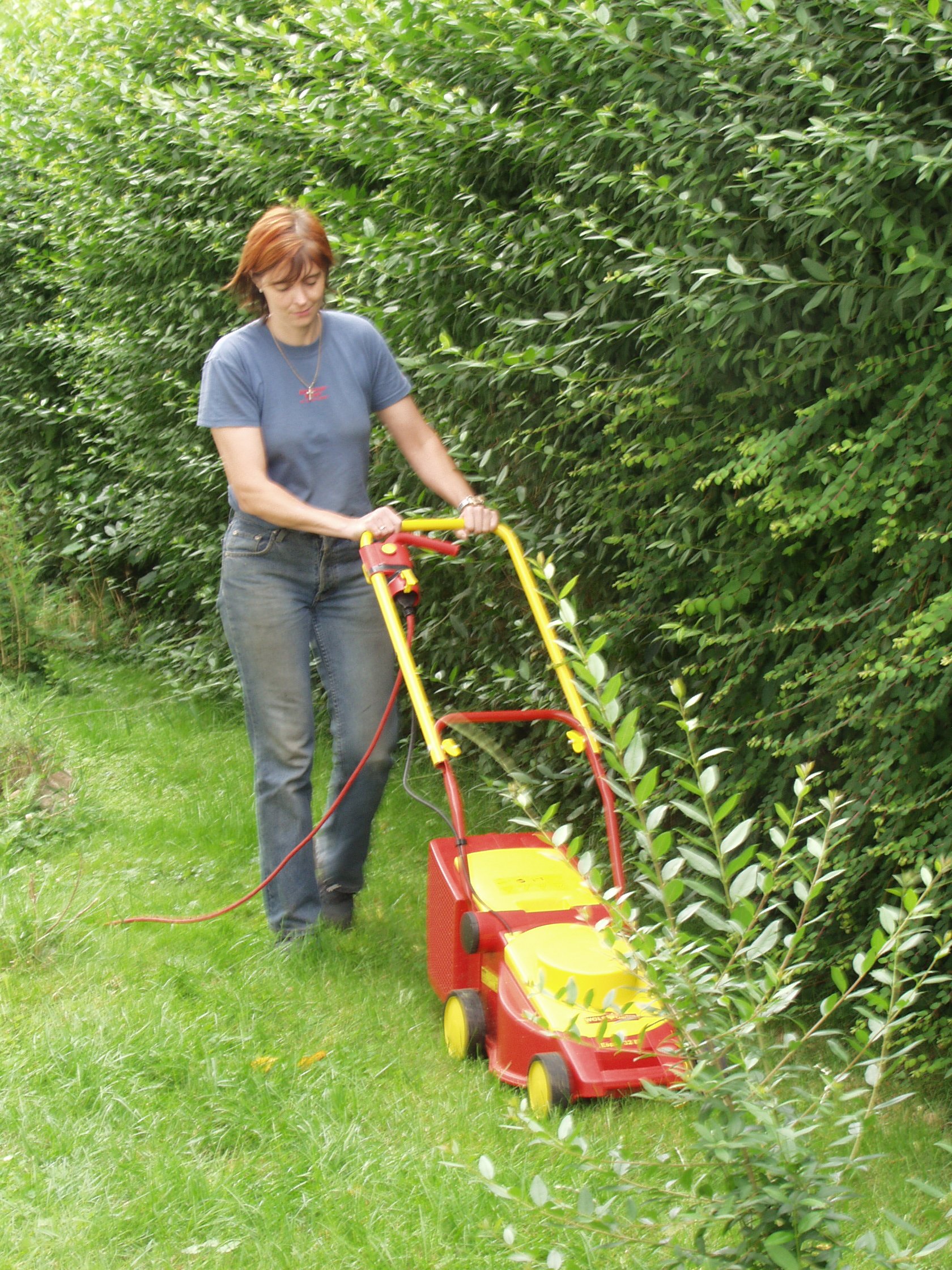 as - Schwabe Sicherheits-Gerätekabeltrommel 25m Kupplung mit Sicherheitsdeckel, 1,5m Anschlussleitung mit Schutzkontaktstecker, rot, 230V, 16A, max. 3500W, H07RN-F 3G1,5, Made in Germany, IP44, 12232