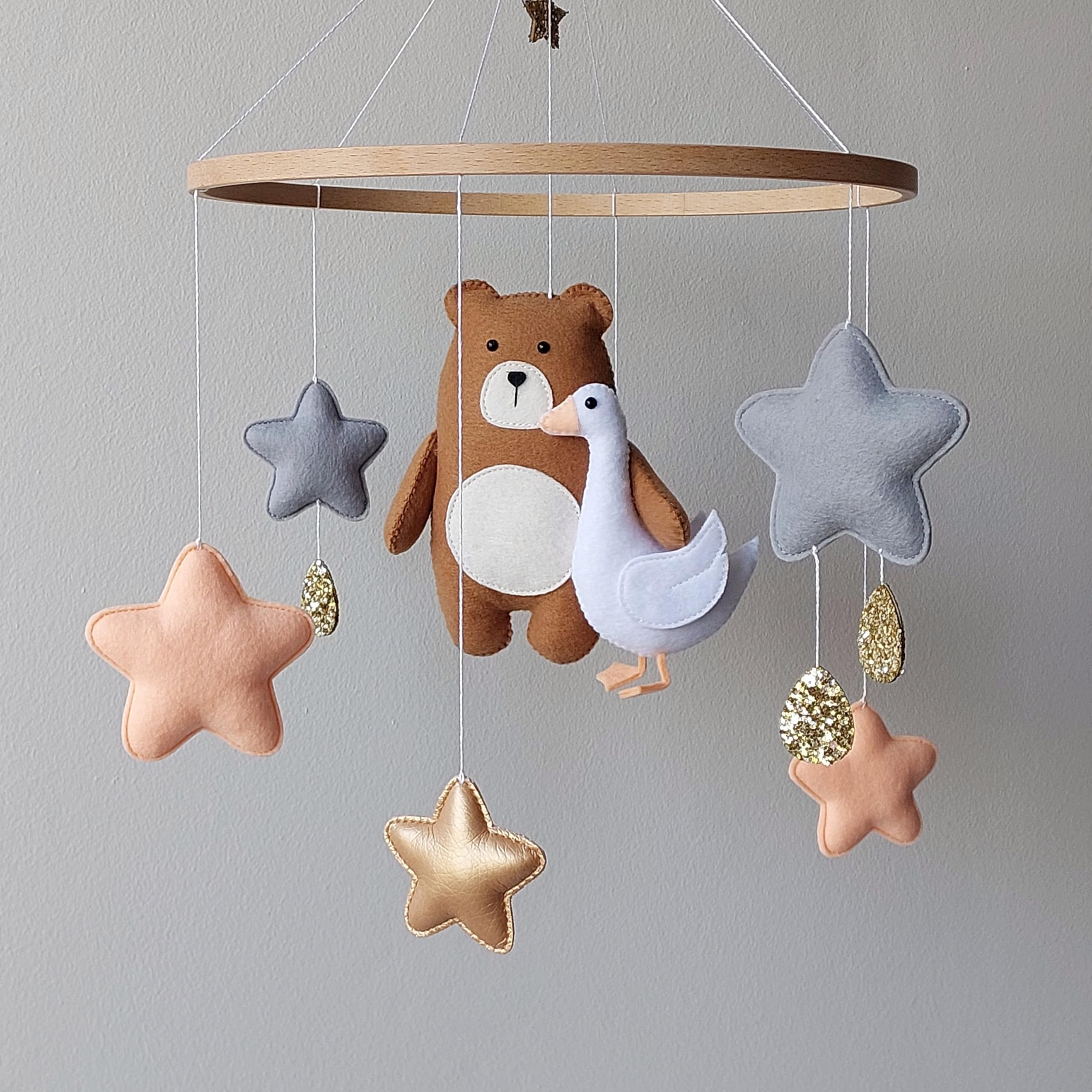 Waldtiere Baby Mobile mit Bär & Gans – Handgemachtes Filz-Mobile fürs Babybett – Neutrale Kinderzimmer Deko – Mobile mit Sternen – Geschenk zur Geburt