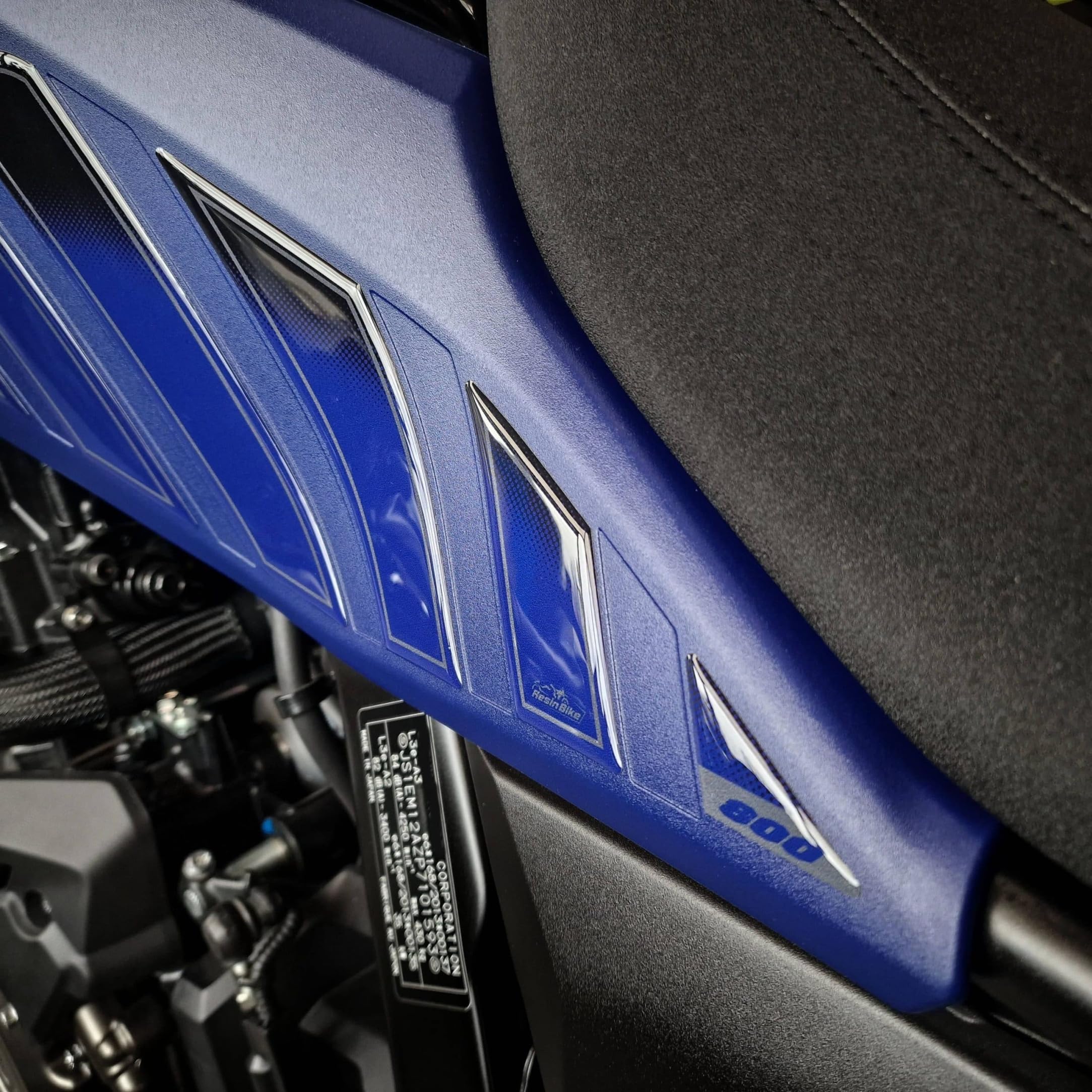 Resin Bike Naklejki Moto kompatybilne z Suzuki V-Strom 800 DE 2023-2024 Black/Blue. Chronią Osłony boczne zbiornika przed uderzeniami i zadrapaniami. Naklejki żywiczne z efektem 3D