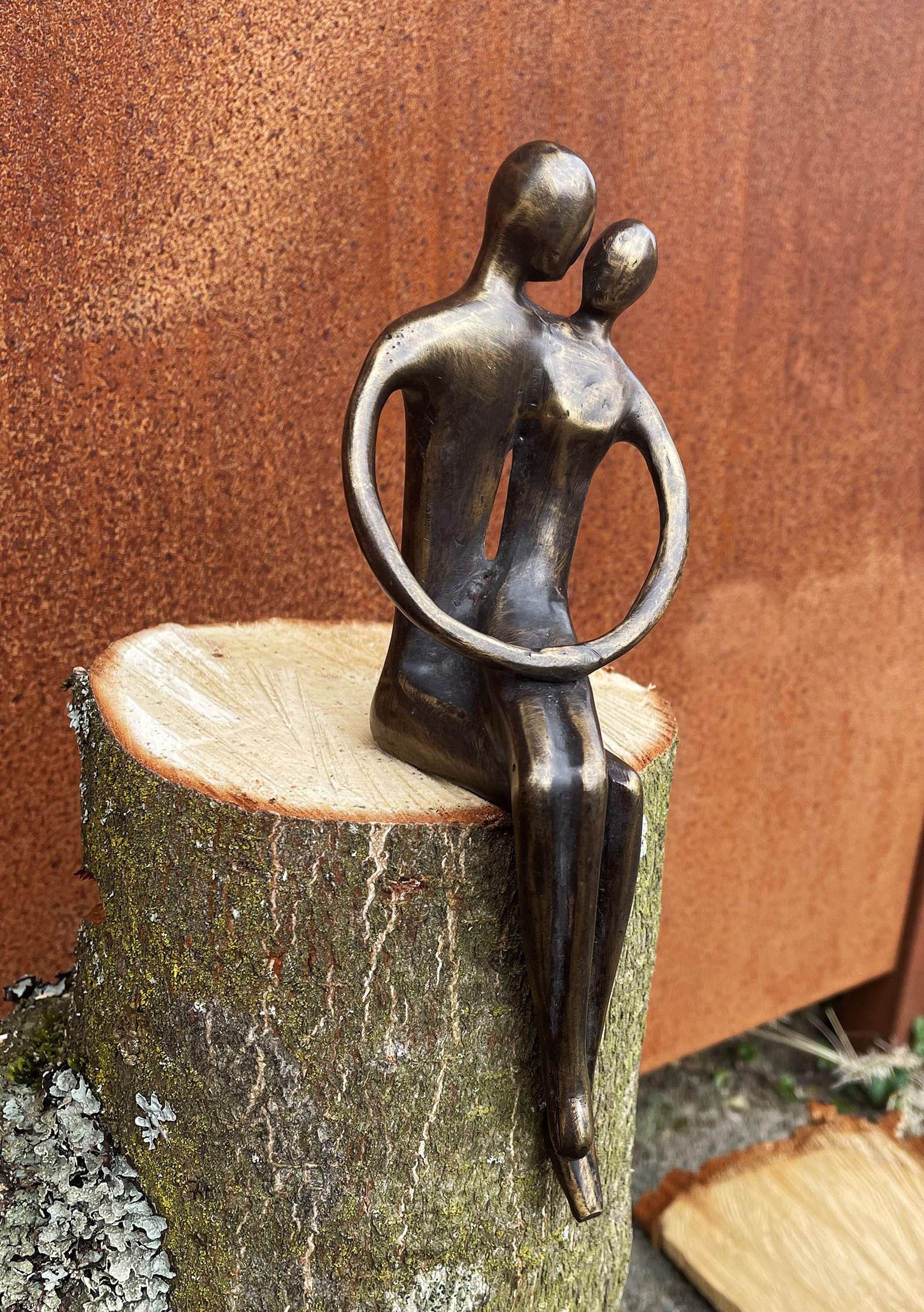 Bronzefigur Paar umarmend 7x20cm Kantensitzer Kantensitzer Bronze Skulptur | Dekoration aus Bronze, Wetterfest, Für Liebe Hochzeit Verlobung, Skulptur Figur Deko, Kantenhocker Bronzestatue