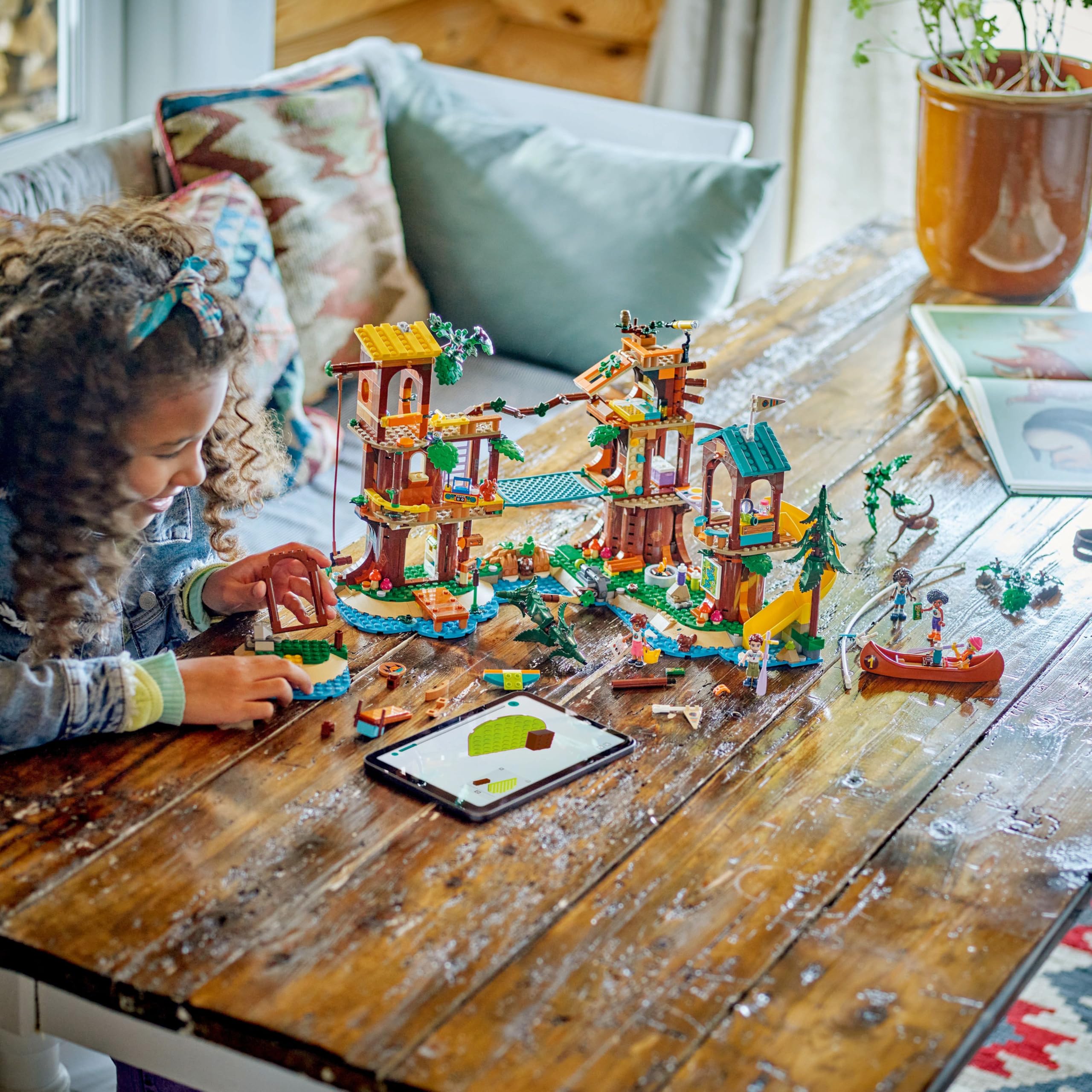 LEGO Friends Domek na drzewie na obozie kempingowym, zabawki do budowania dla dziewczynek i chłopców 8+, zabawka dla dziecka, 5 minilaleczek i 5 figurek zwierząt, pomysł na prezent dla 8-latki, 42631