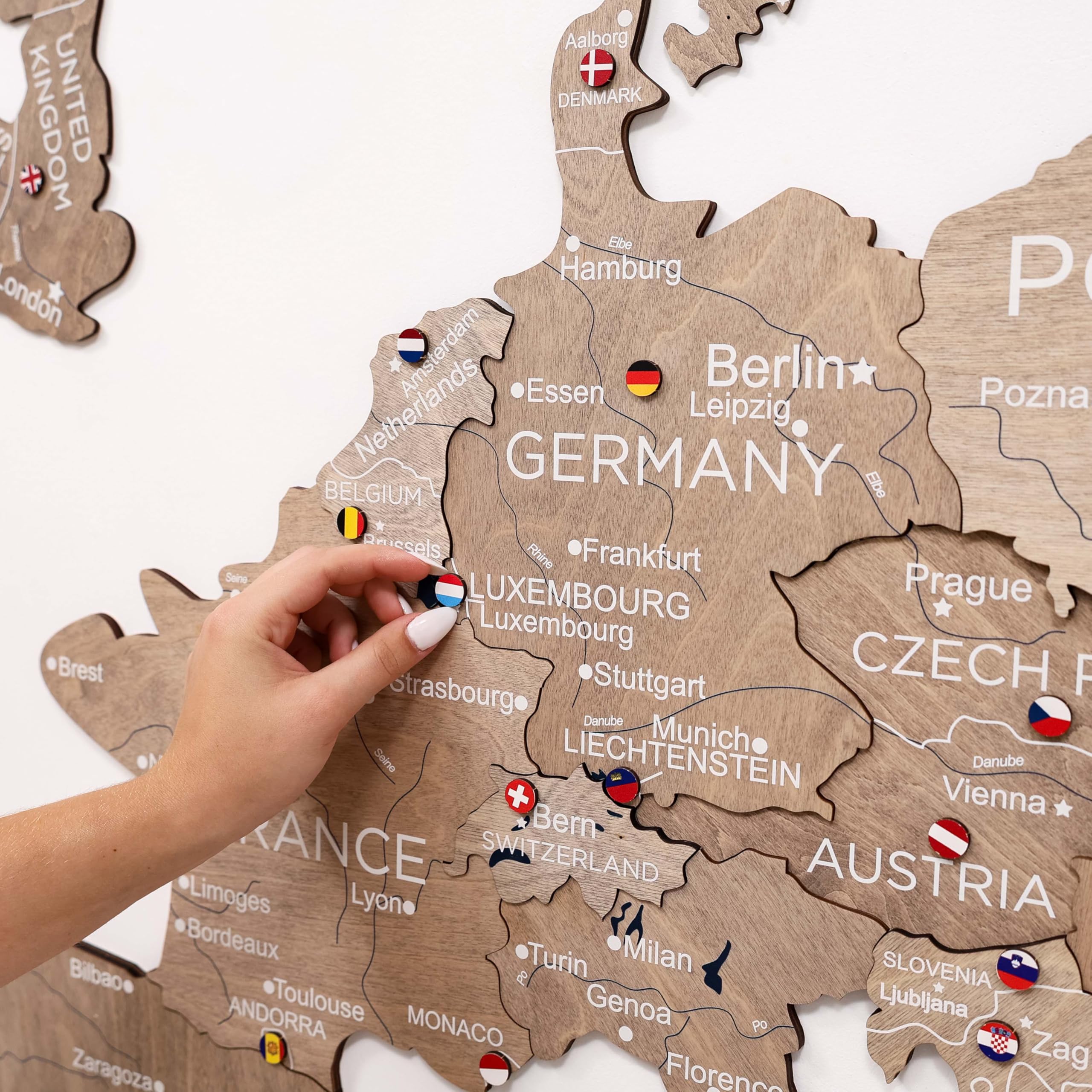 ENJOY THE WOOD Mapa de Europa en Madera 3D – Mapa Europeo Artesanal con Fronteras de Países – Decoración Moderna de Viajes con Pines, Regalo para Parejas y Familias