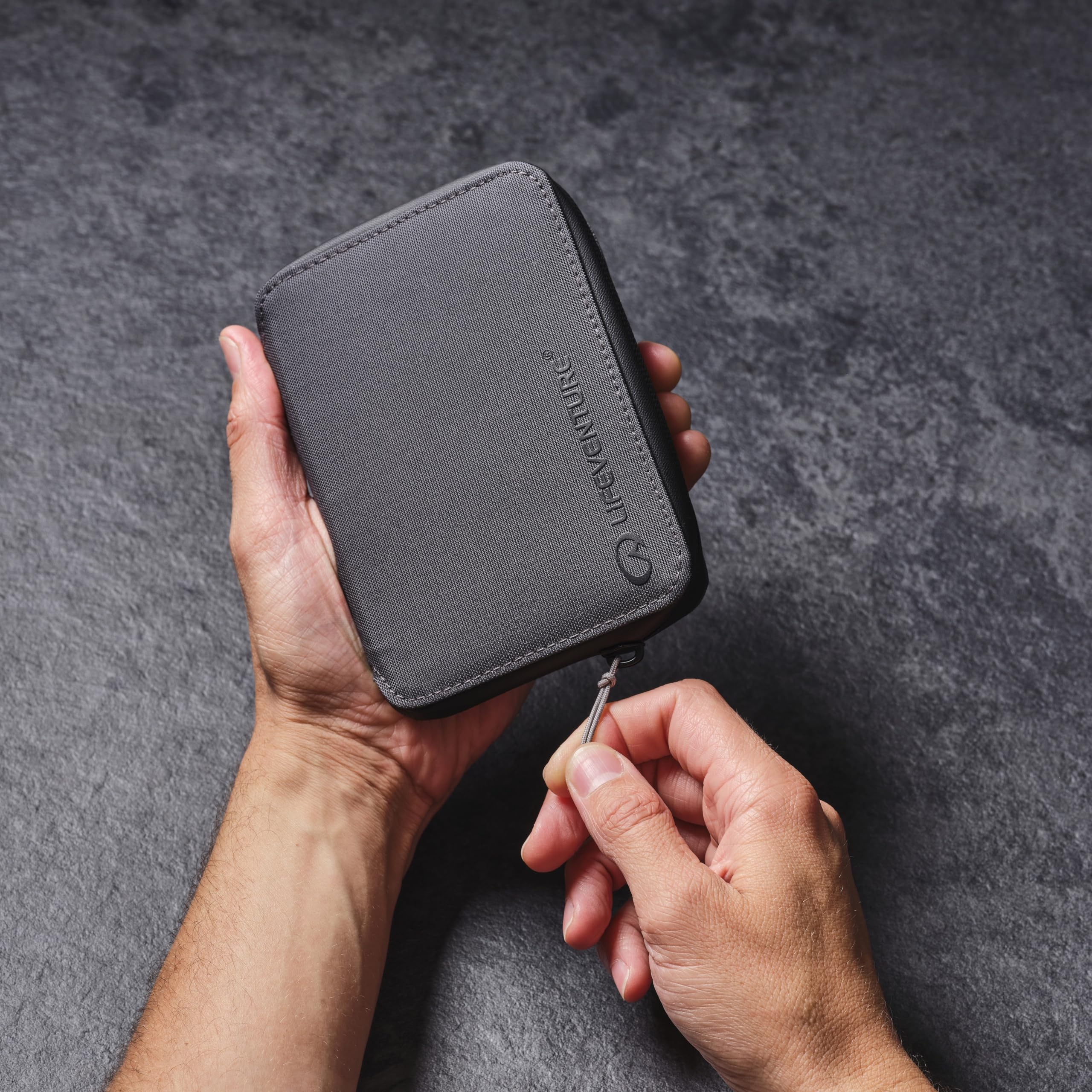 Lifeventure Mini portfel podróżny z ochroną RFID – składany portfel z zamkiem błyskawicznym i etui na paszport do podróży, przyjazny dla środowiska, materiał nadający się do recyklingu (szary)