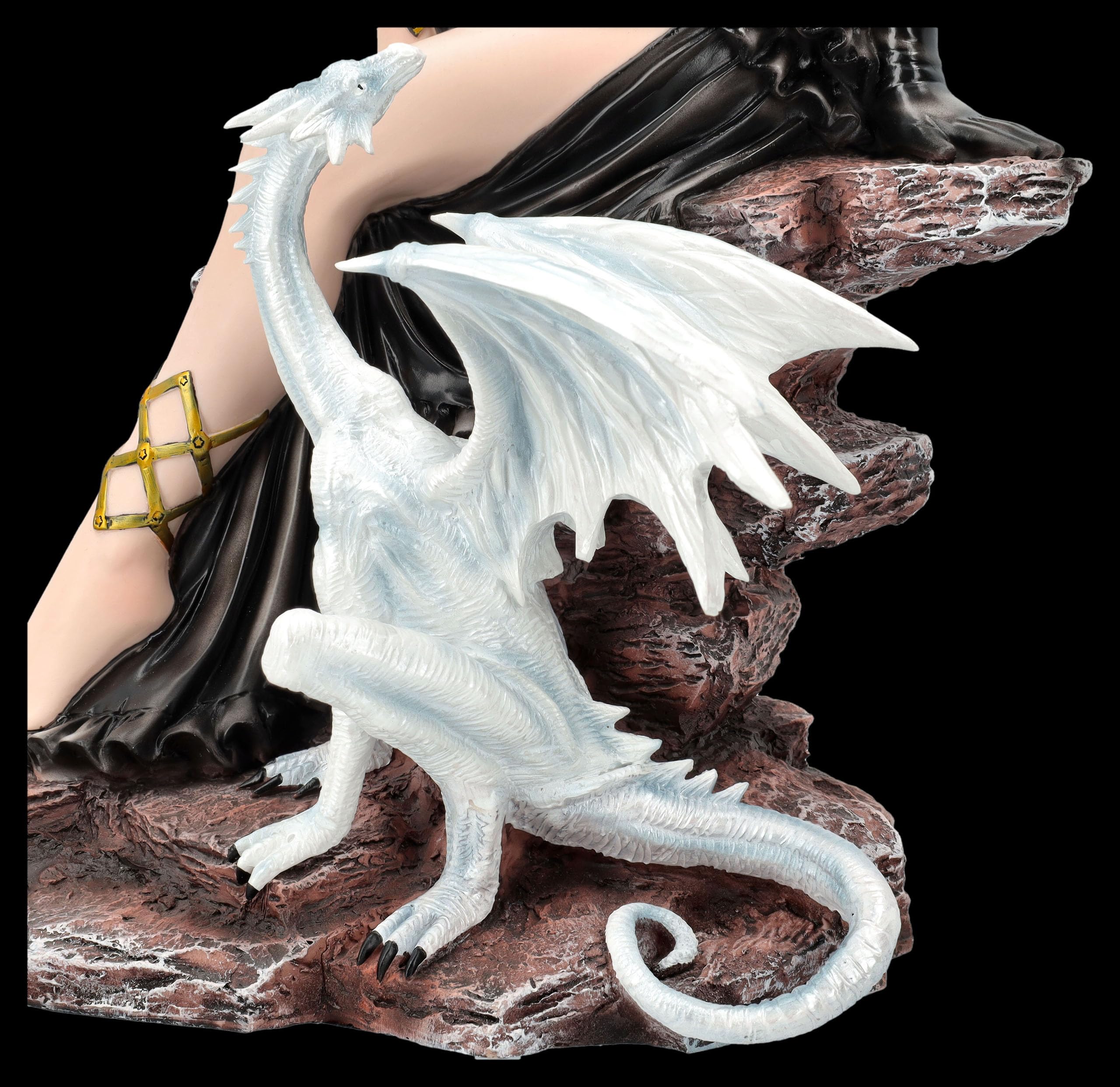 Figuren Shop GmbH Elfenfigur Nyra die Schattenelfe mit Drache – handbemalte Fantasy-Deko (43 cm) – Tales of Aurelion Collection – Mystische Geschenkidee für Elfen- & Drachen-Fans