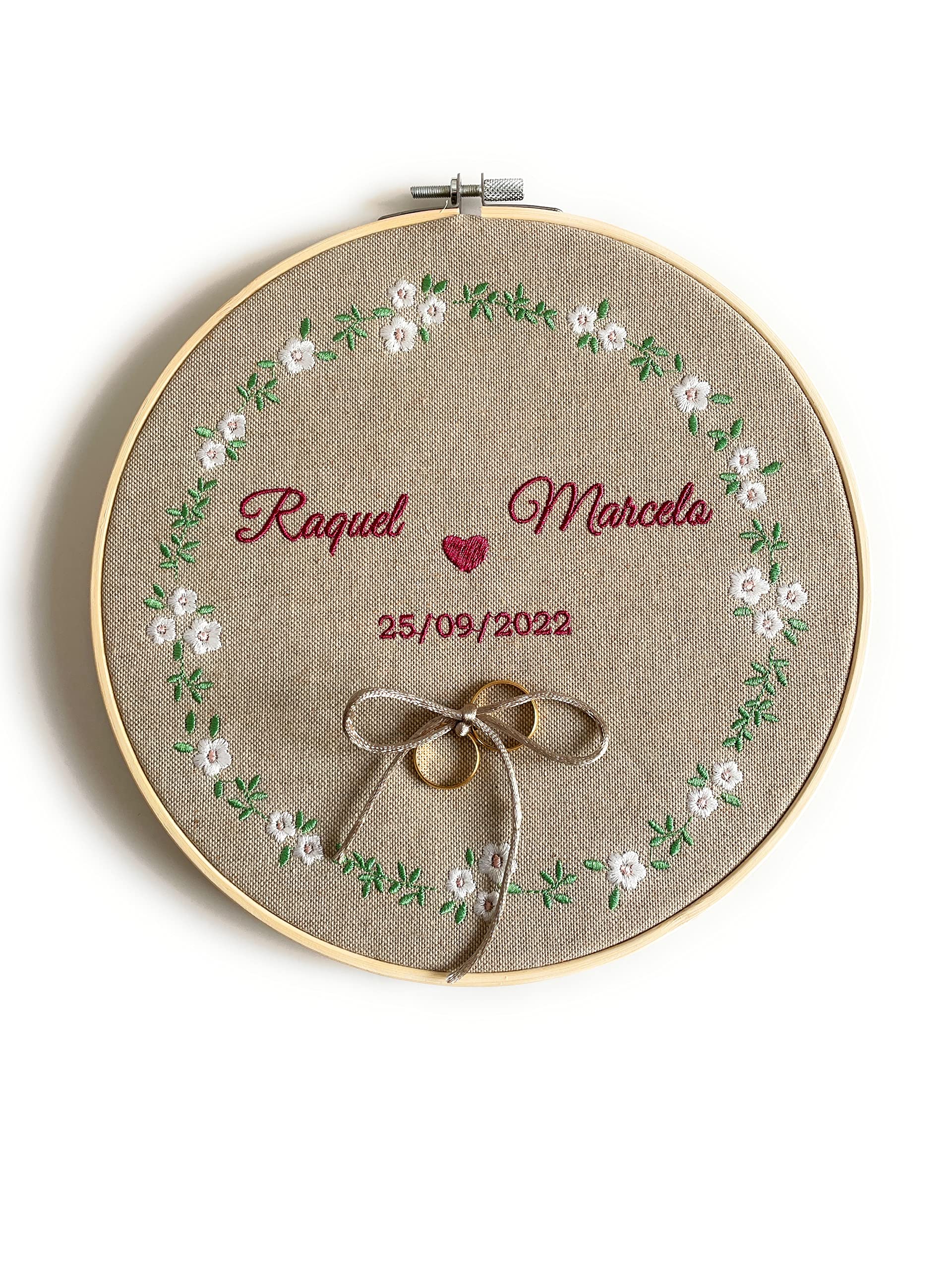 Porta Alianzas de 23 cm, Bordado Personalizado con Nombres y Fecha, con Cordel para Anudar los Anillos, Fabricación Española