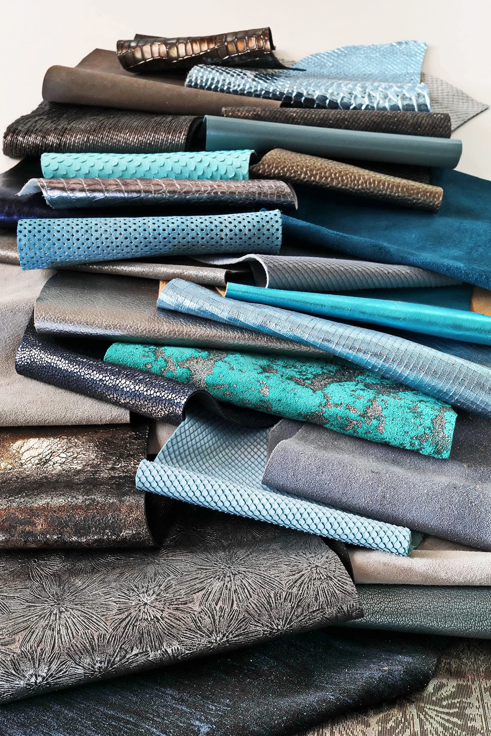Assortiment De Découpes De Cuir Recyclé - 1 Kg, Pièces Minimales 10x15 Cm, Tons Rouges Et Roses - Idéal Pour Artisanat, Création, Projets DIY
