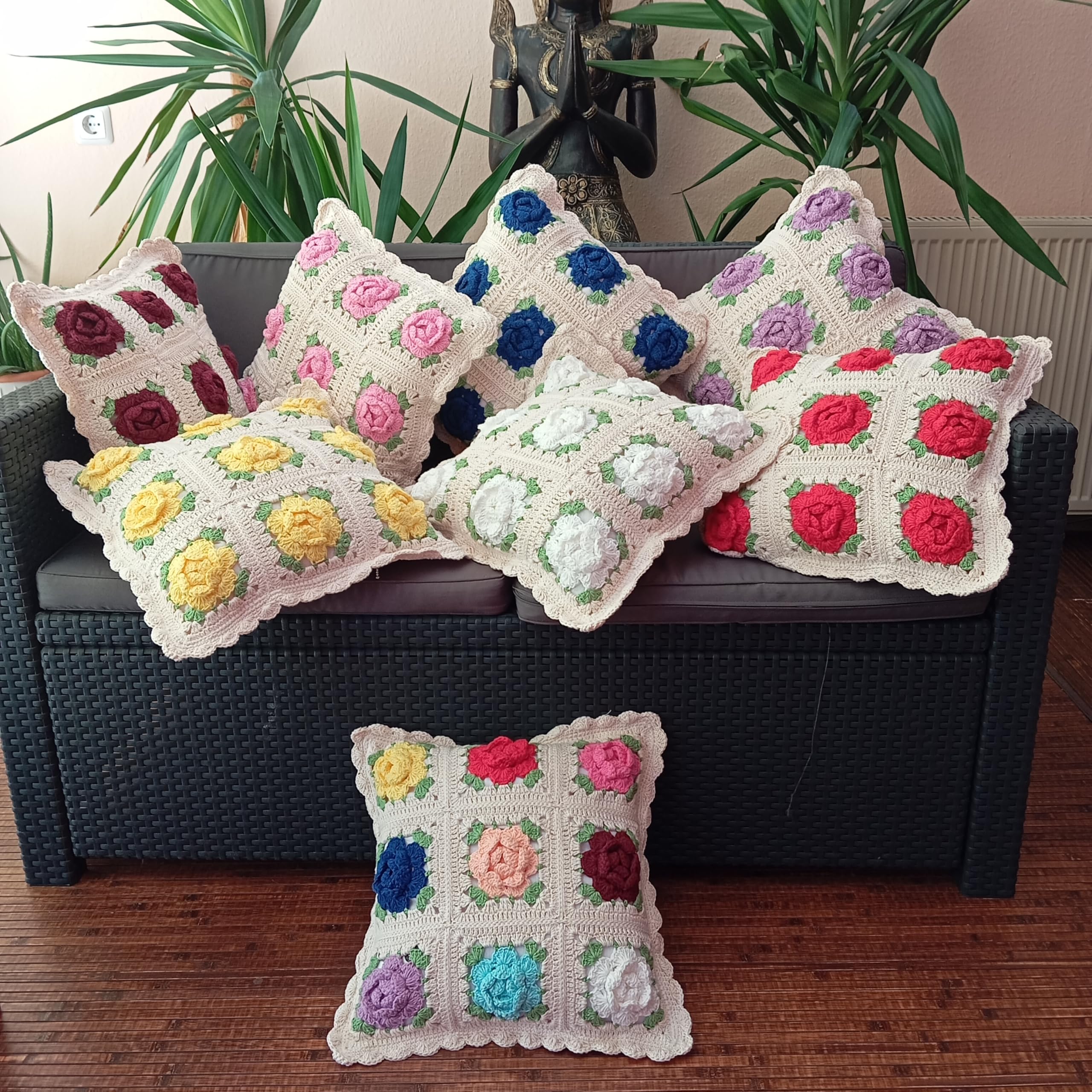 Kissenhülle gehäkelt mit Rosenmotiv 40x40 cm – Handmade Vintage Boho Sofakissen, handgefertigte Kissenhülle aus Wolle & Leinen, dekoratives Kissen ohne Füllung (rosa Rosen)