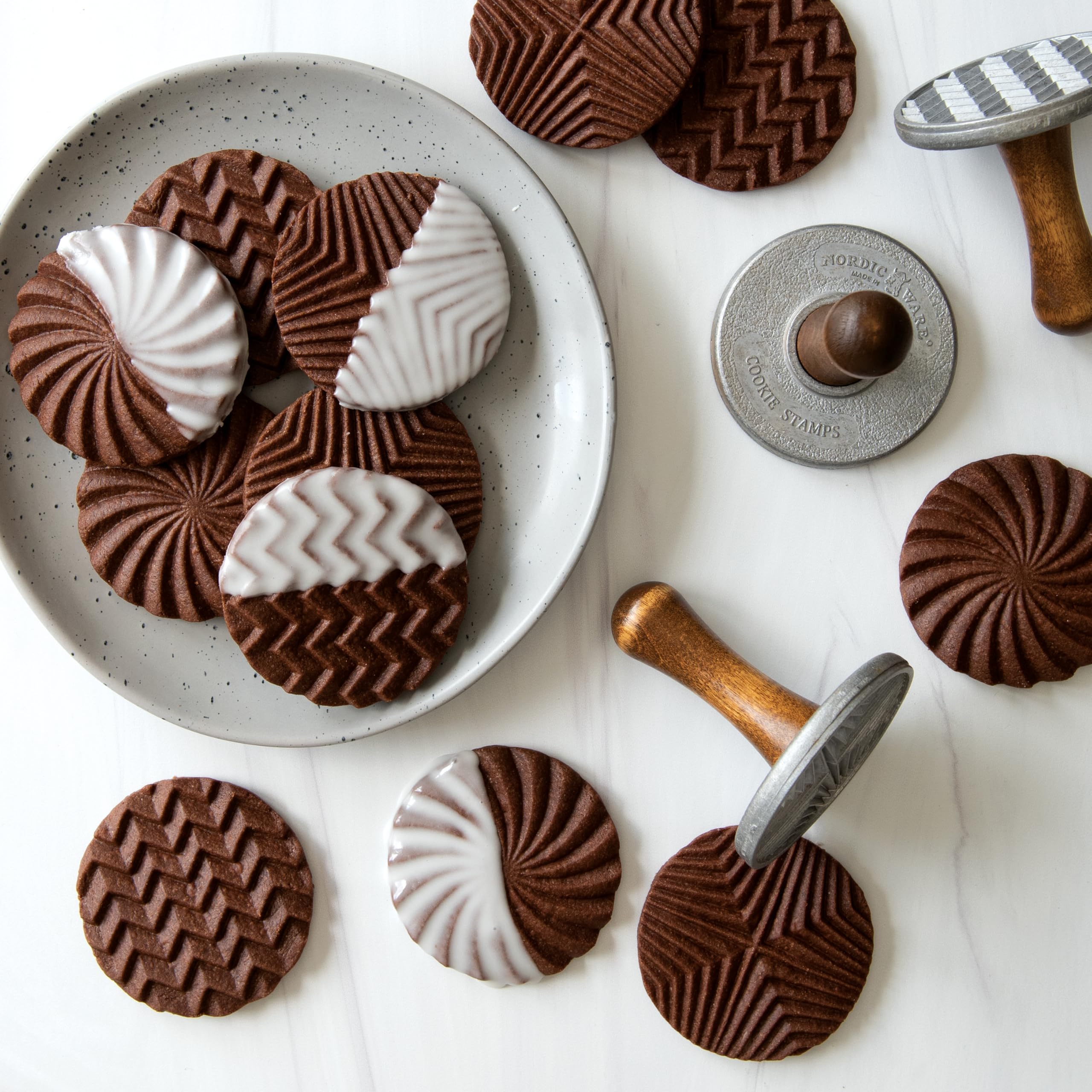 Nordic Ware - Tampons à cookie et biscuits Geo - Motifs uniques pour les biscuits - Délices uniques - Emporte pièce en fonte d'aluminium - Inox