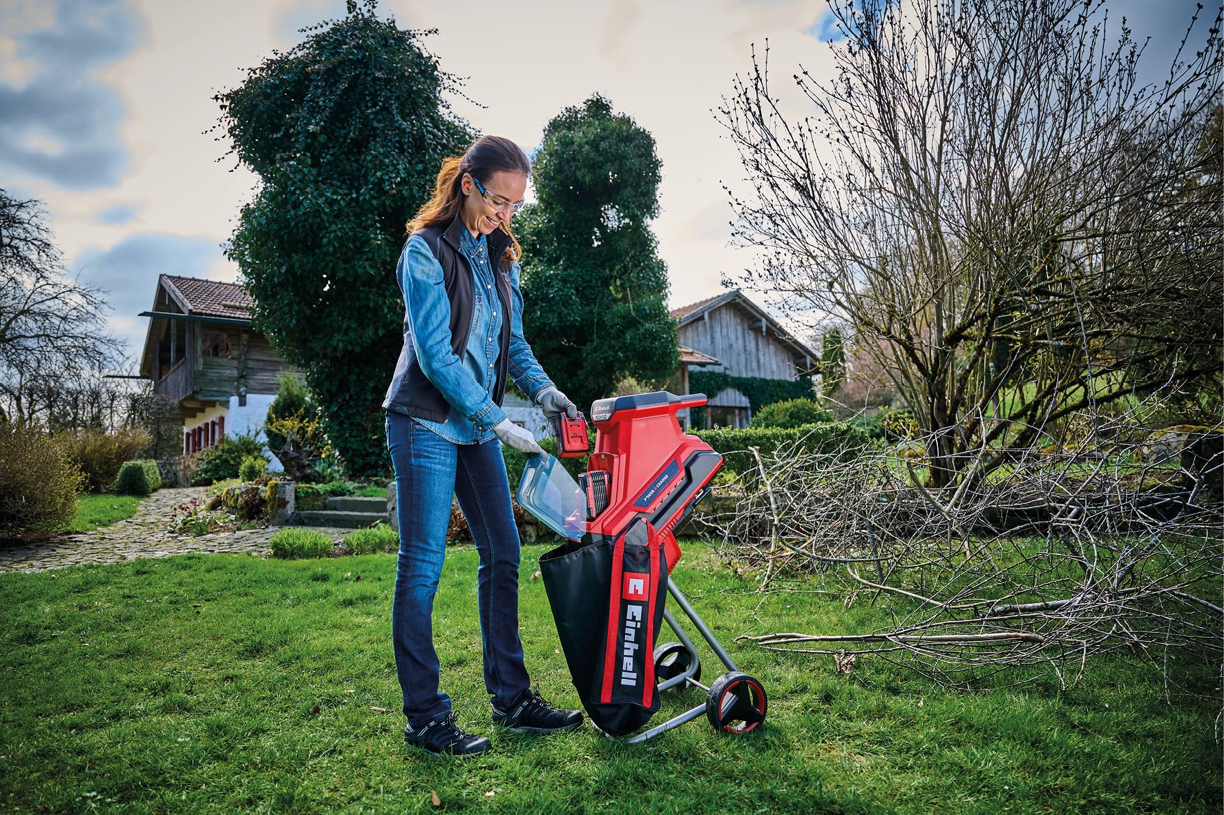 Einhell Akku-Messerhäcksler REDAXXO 36/25 Power X-Change (36 V, max. 25 mm Aststärke, 3 Wendemesser aus Stahl, 55 L Fangsack, Transportgriff, Stopfer, inkl. 2x 4,0 Ah und Twincharger)