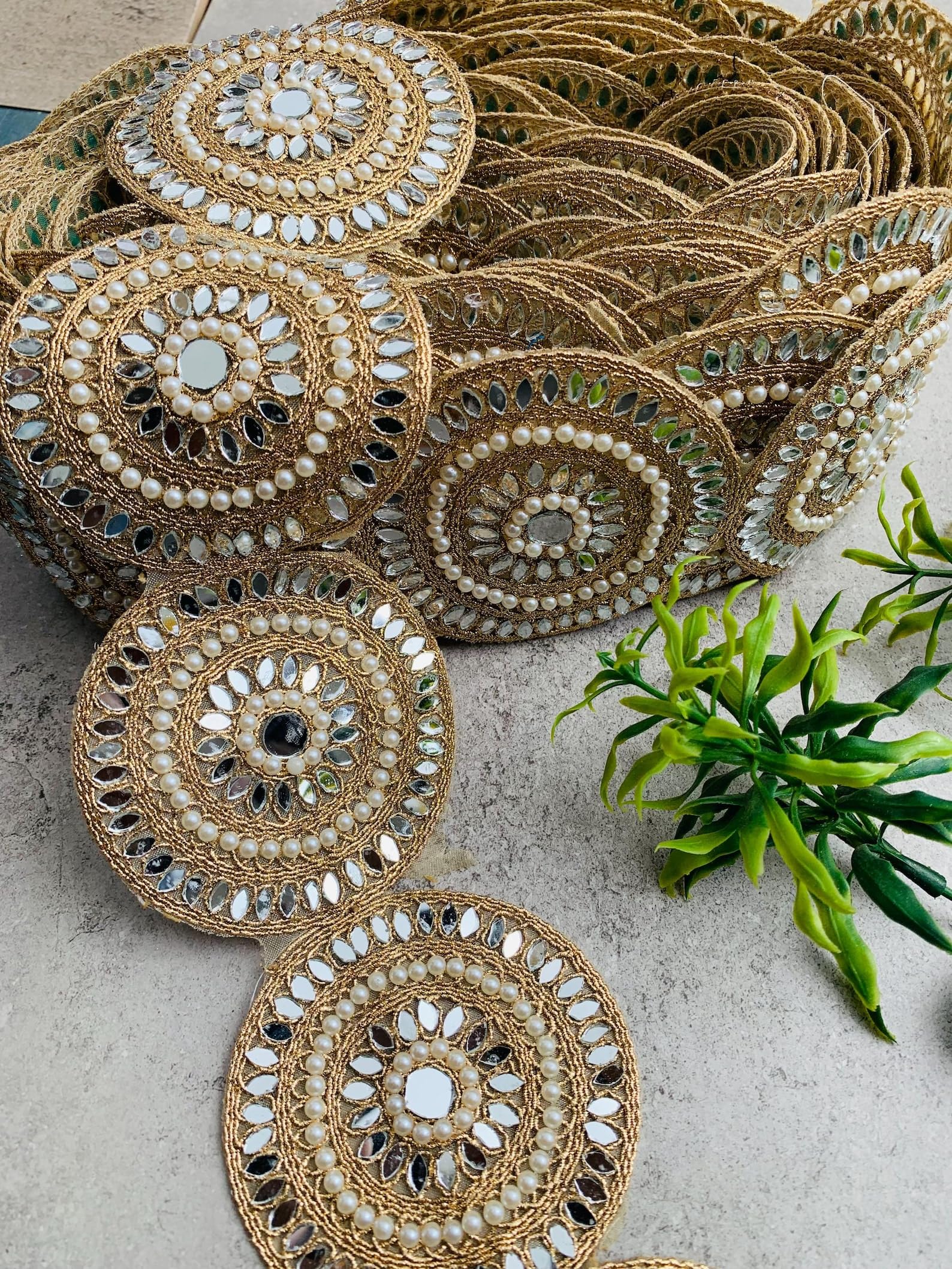 Passamaneria in pizzo smerlato dorato con perle – Bordo decorativo per sari, abiti, tende, artigianato fai da te – Bordo con paillettes con perline fatto a mano – Disponibile in 1, 3, 6