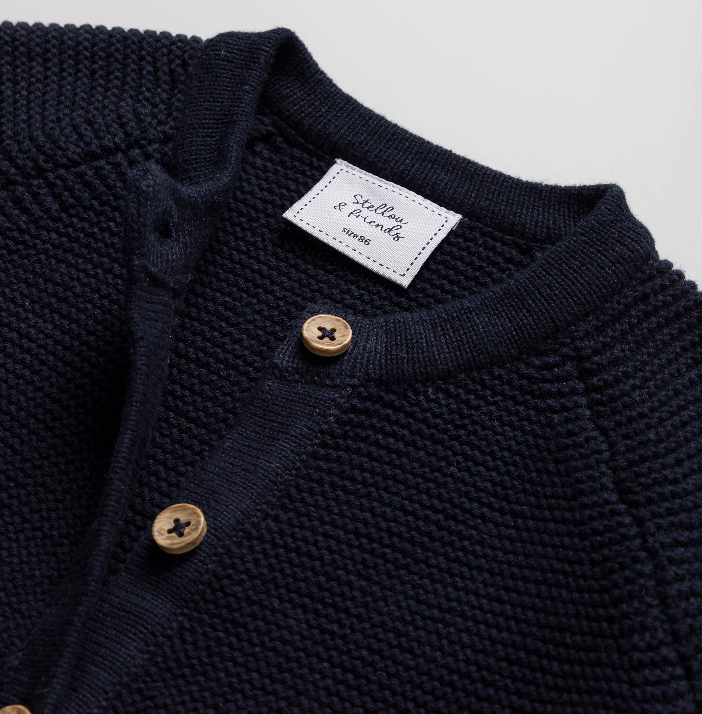Stellou & friends Cardigan-Strickjacke für Mädchen und Jungen mit Knöpfen in Holz-Optik | Hochwertige Baby-Kleidung aus 100% Baumwolle - IV V