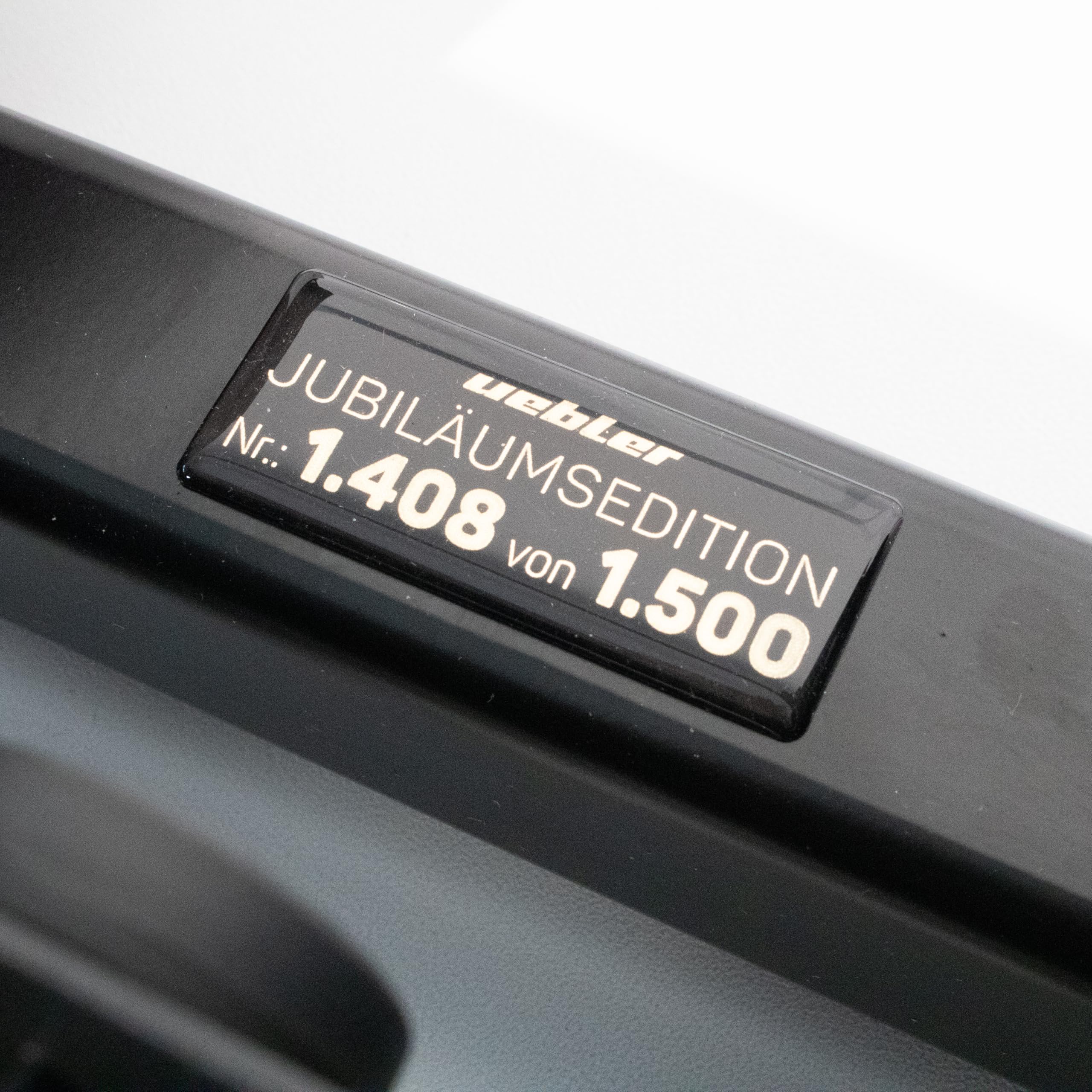 Uebler Fahrradträger i21 Z 60° Jubiläumsedition für 2 Fahrräder Auto Kupplungsträger klappbar E-Bike MTB inklusive reflektierende Warntafel 50x50cm + 4 Spanngummis