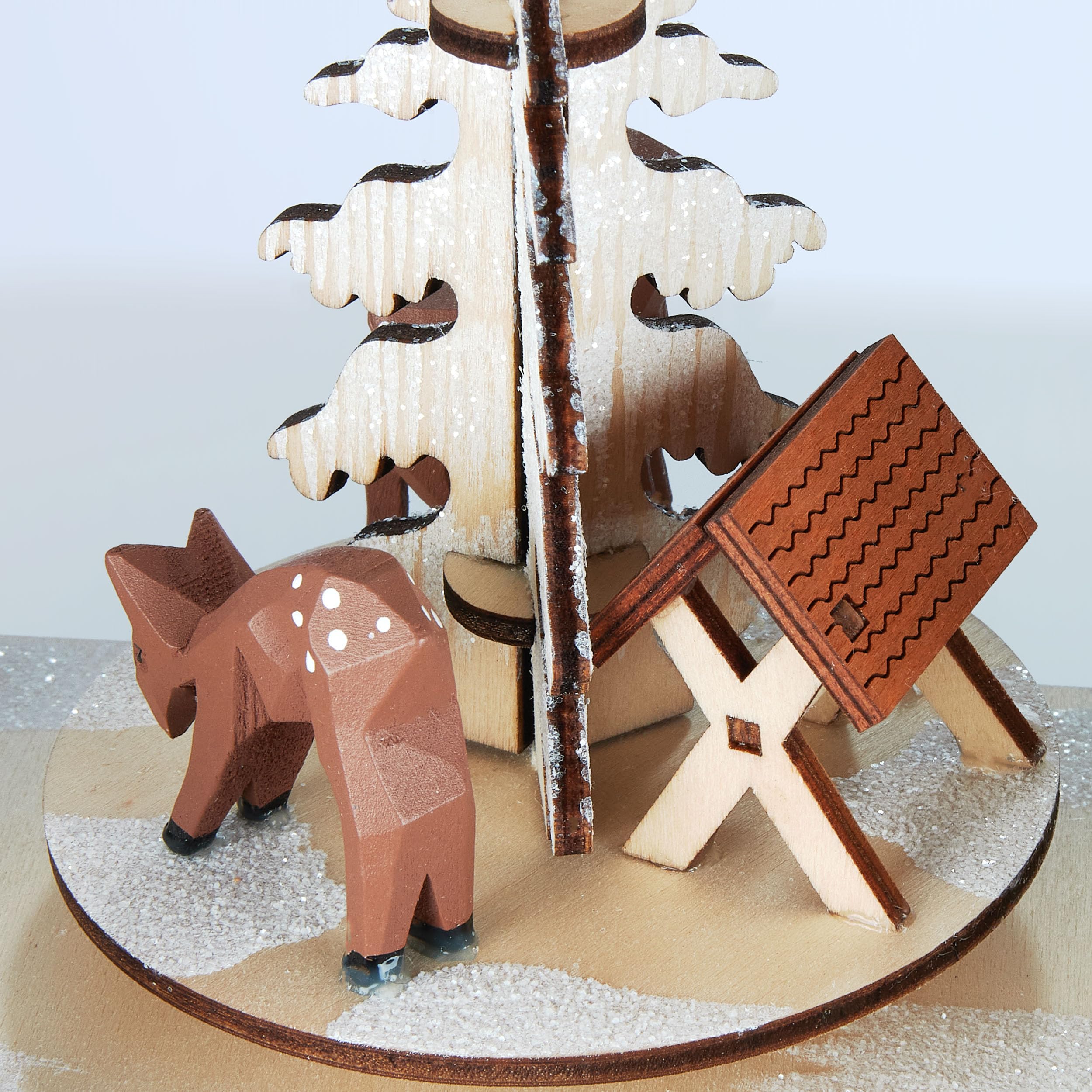 Brubaker 3D Lichterbogen - LED Schwibbogen - Winterlandschaft 2026 - Weihnachtsbeleuchtung aus Holz Natur - 37 x 46 x 10 cm - Handbemalte Figuren - Weihnachtsdeko für Tisch & Fenster