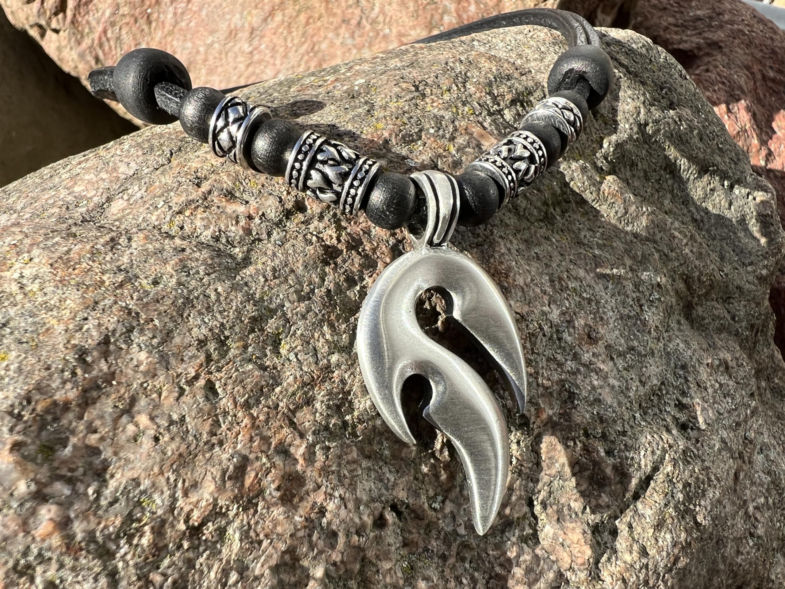 HANA LIMA Collier en cuir avec pendentif tribal pour homme & femme réglable Collier de surfeur
