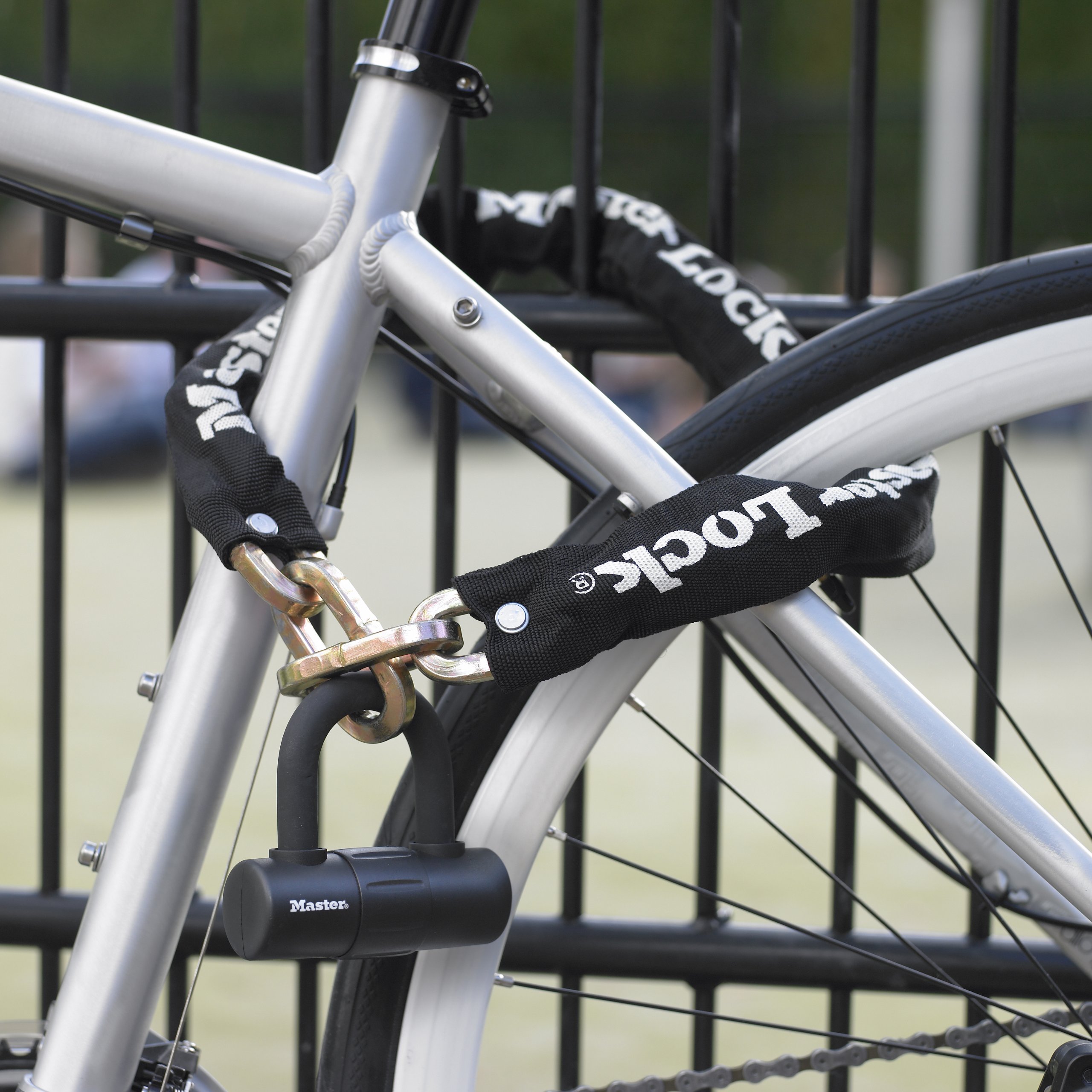 Master Lock Czarny zewnętrzny łańcuch ogniwowy ze stali hartowanej z mini blokadą U do zabezpieczania rowerów, motocykli i skuterów elektrycznych, długość łańcucha wynosi 9 cm x 3/8 cala, mini zamek U