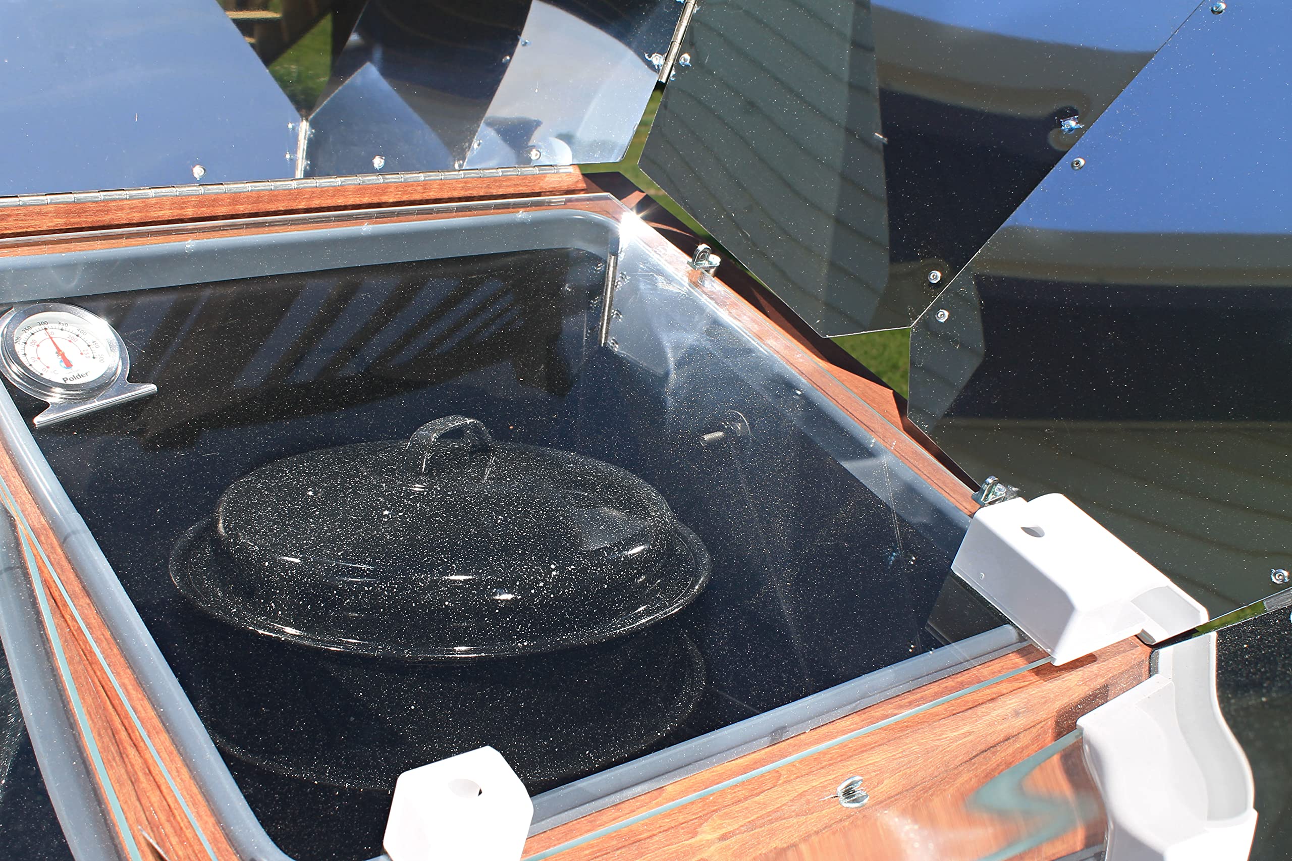 Le four/déshydrateur solaire officiel All-American Sun Oven ** Cuisinez les favoris de la famille dans votre jardin en utilisant uniquement de l'énergie solaire propre. ** Rôtir, mijoter,