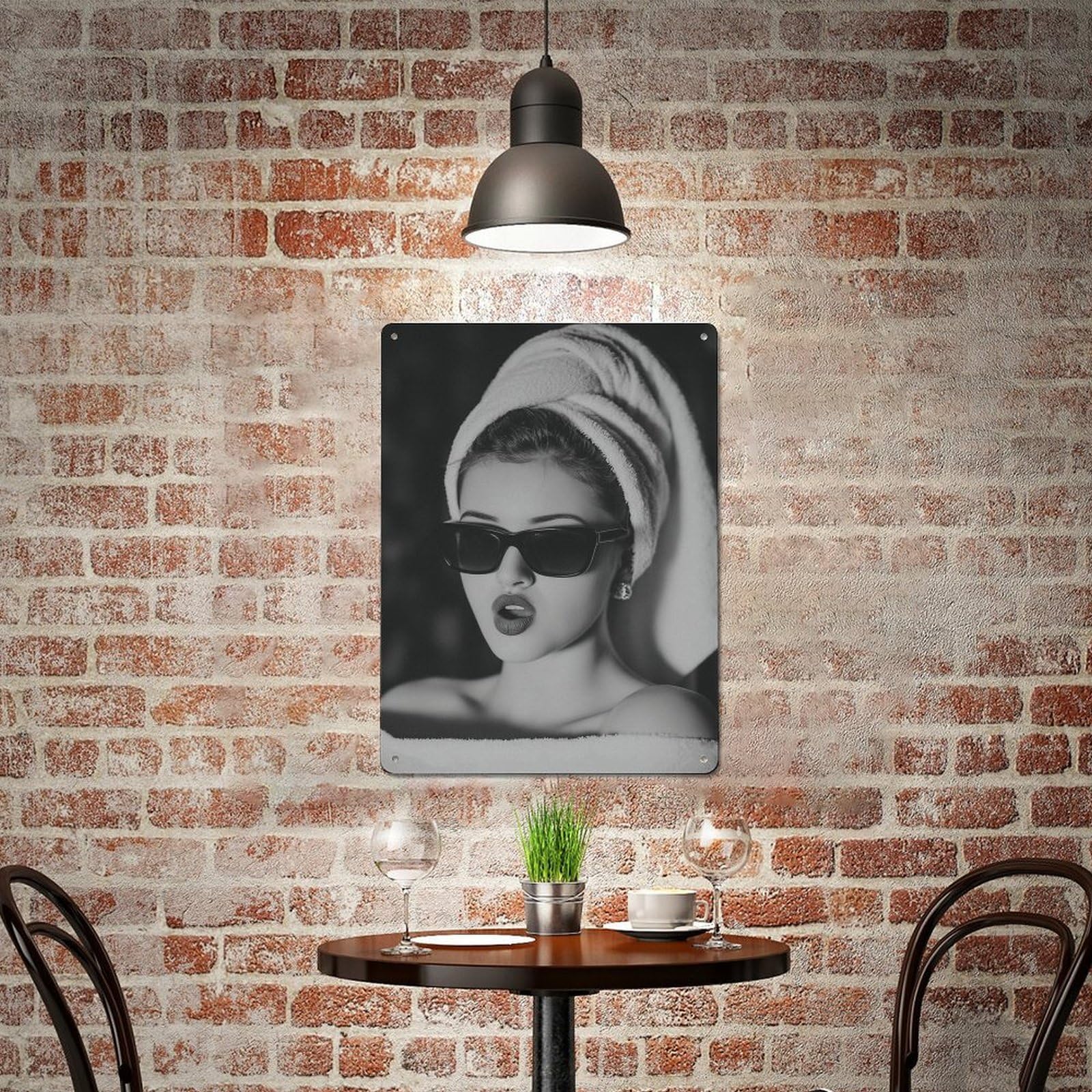 Rucatto El póster cuenta con una mujer elegante con gafas de sol y con una toalla envuelta alrededor de su cabeza. Moderno póster de metal para decoración de pared del hogar, 40 x 30 cm
