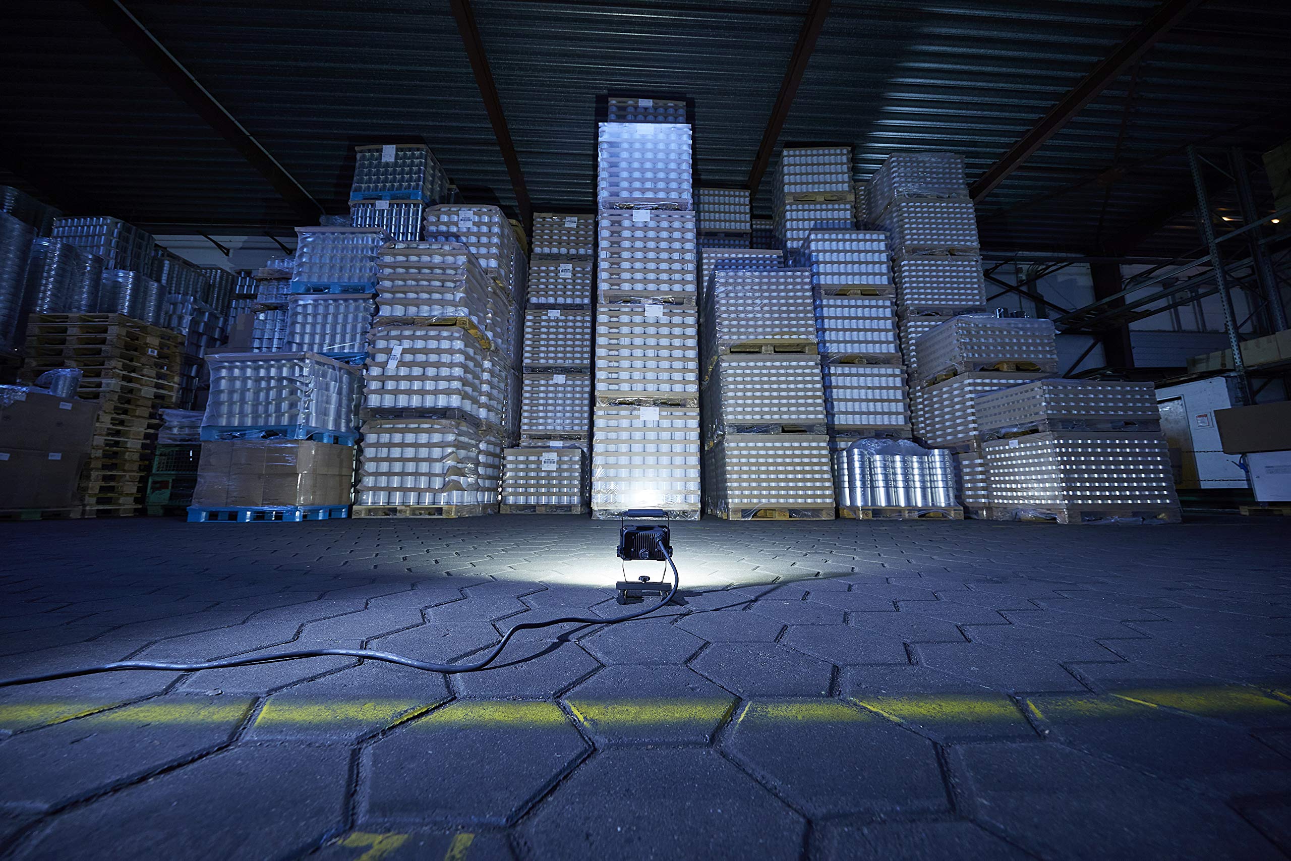 Northpoint LED Blackline Baustrahler Arbeitsstrahler Fluter Flutlicht Spitzwassergeschützt 20 W Leistung 1600 Lumen Lichtstrom integrierter Schalter und 3m Kabel
