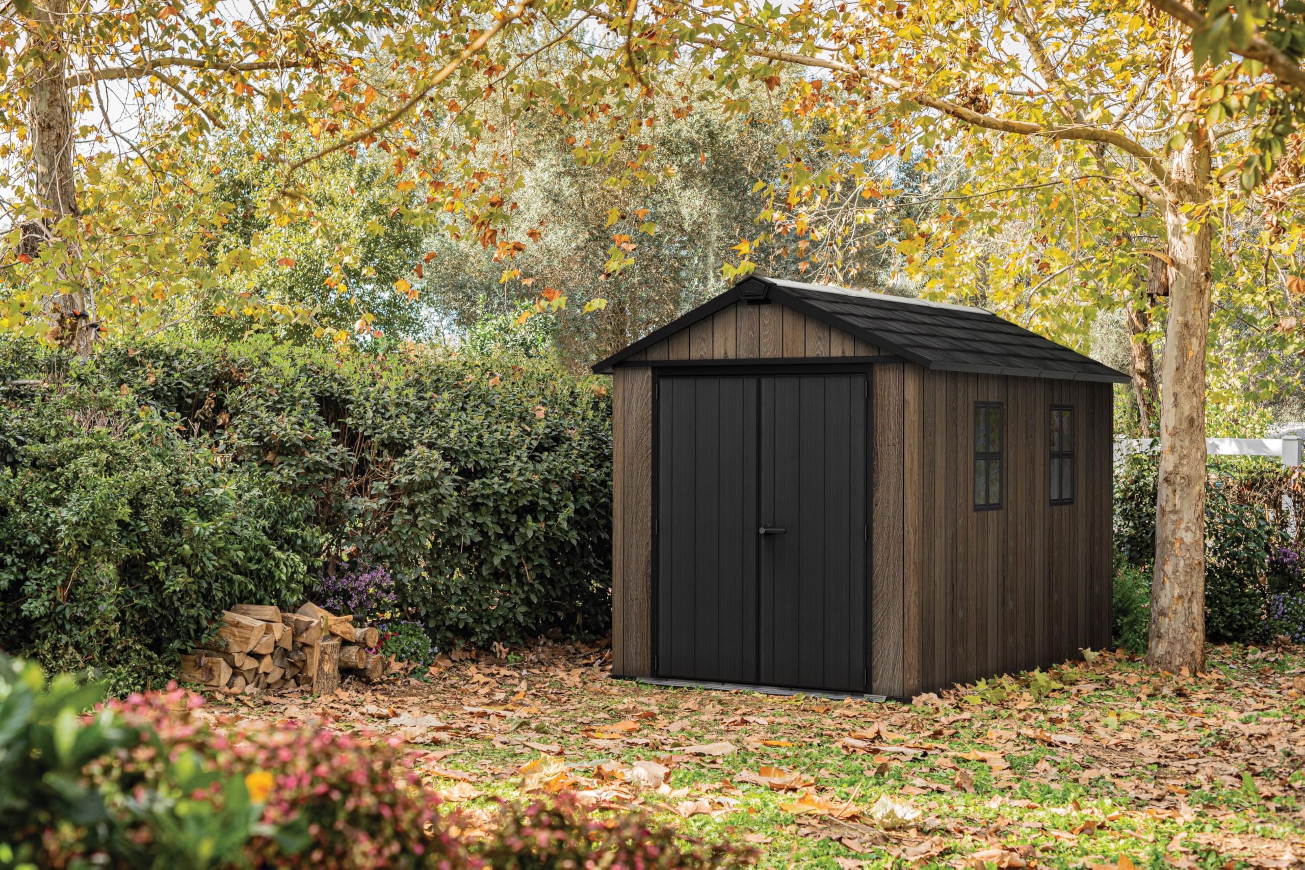 Keter Apex Gerätehaus 7,5x11, Kunststoff Geräteschuppen mit Oberlicht und Belüftung, abschließbar, wetterfest, Walnuss Holzoptik