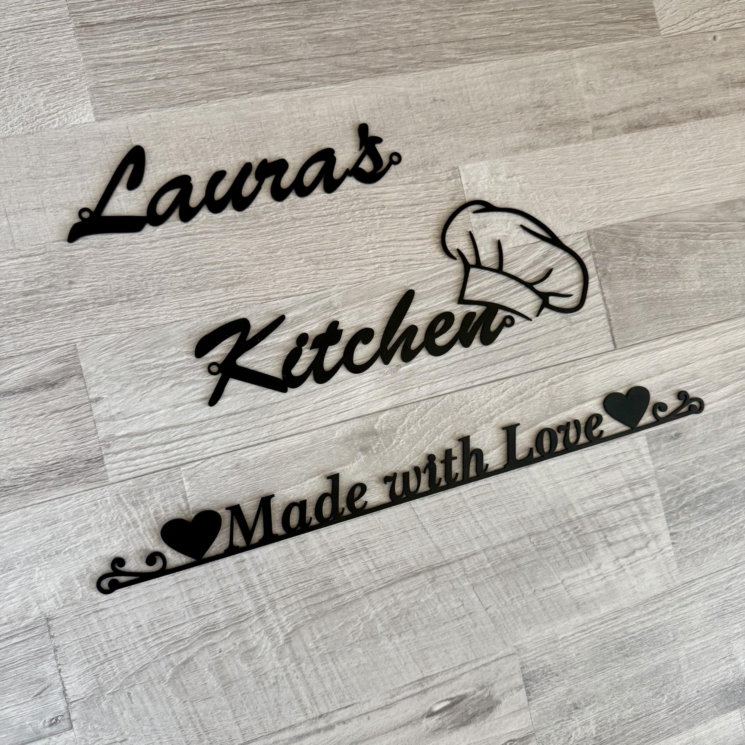Letrero de cocina personalizado – Hecho con cariño – Regalo para mamá o abuela – Decoración de cocina para amantes de la cocina – Nombre en metal cortado a láser – Cartel colgante personalizado