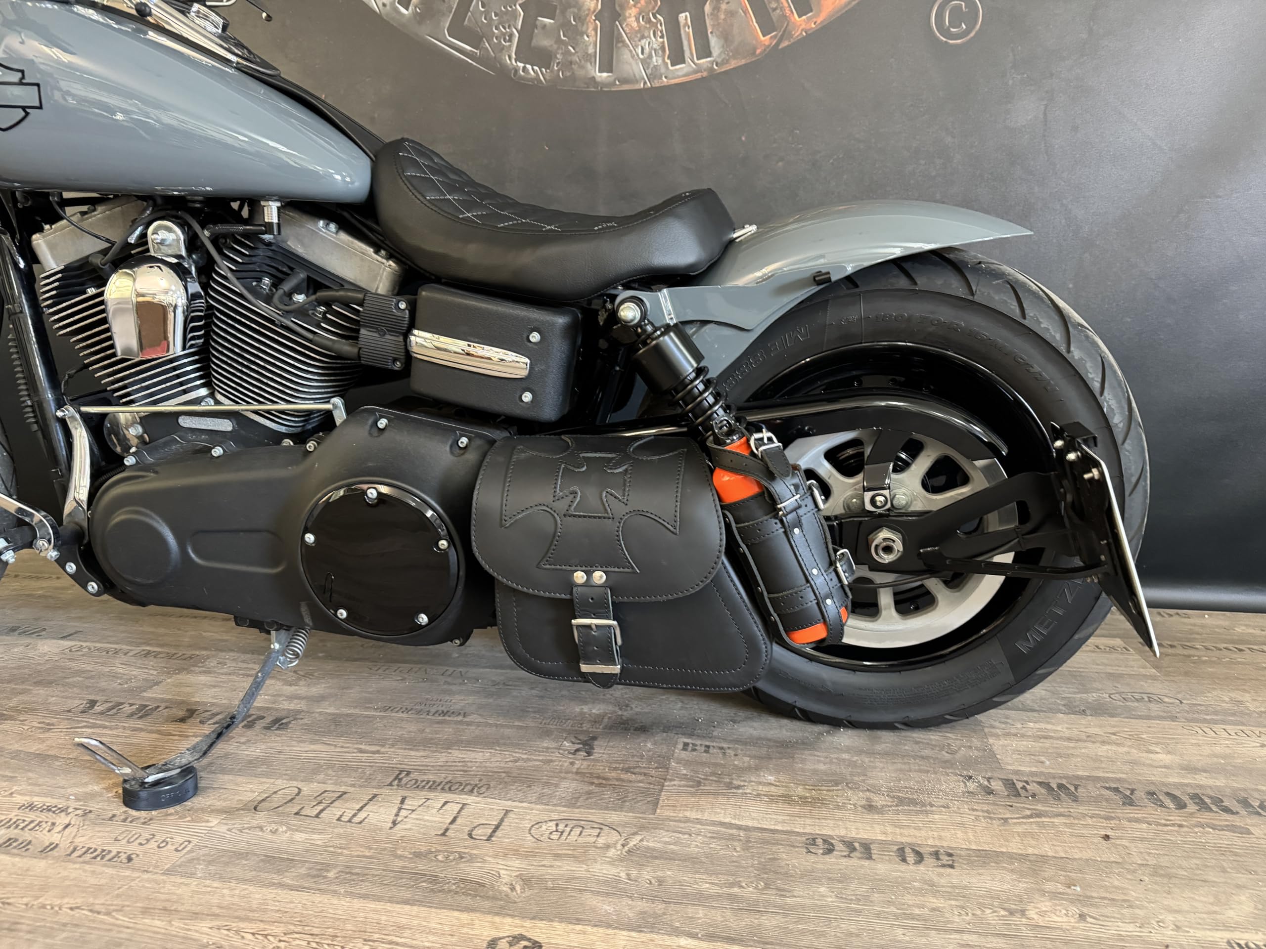 Schwingentasche Dyna Malteser schwarz kompatibel mit Harley Davidson Dyna Street Bob Fat Bob Low Rider Sporty Tasche Schwinge Koffer Sportster Reisetasche