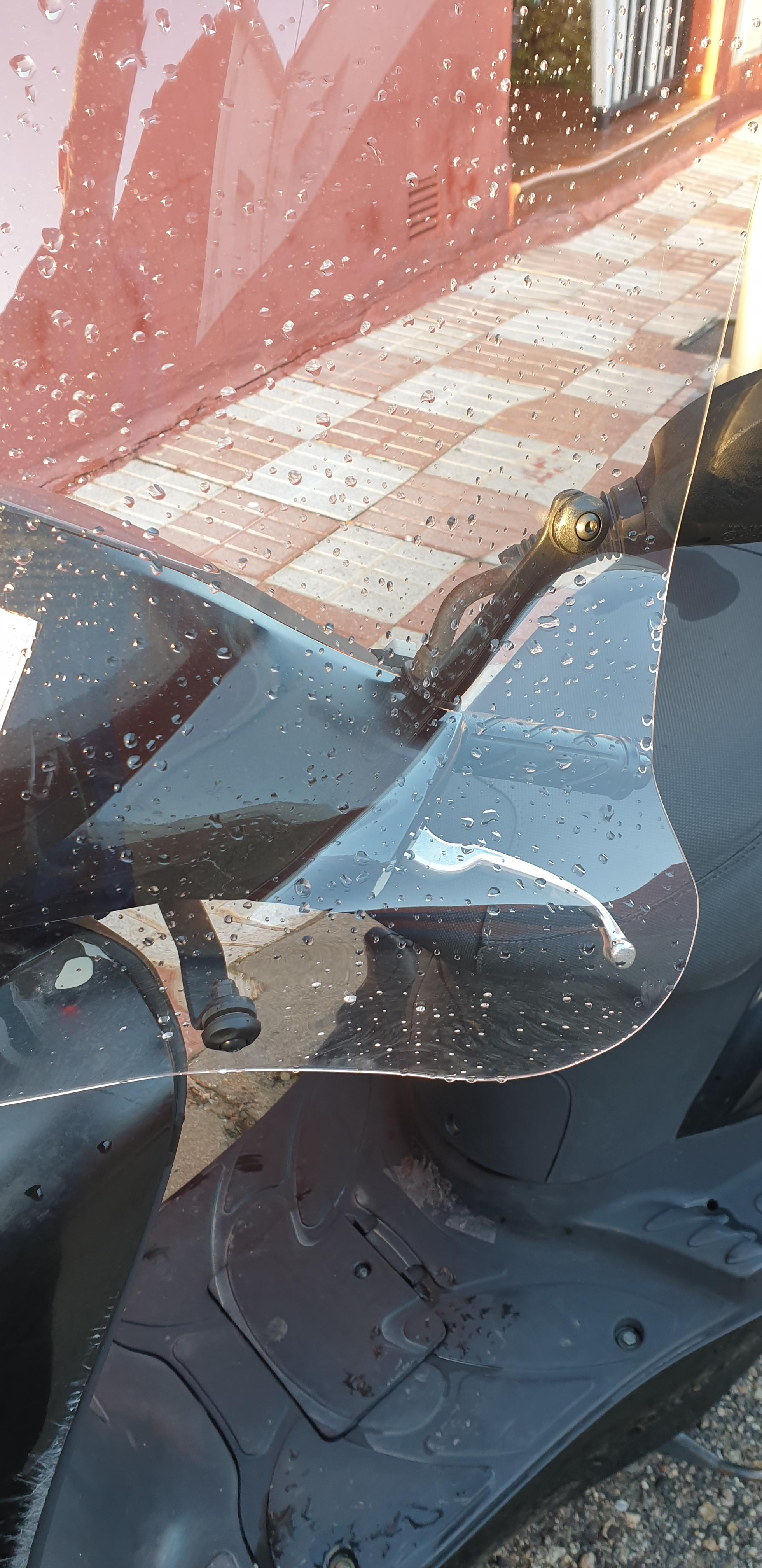 GIVI 441A Windscreen installed on a Kymco scooter, side view
