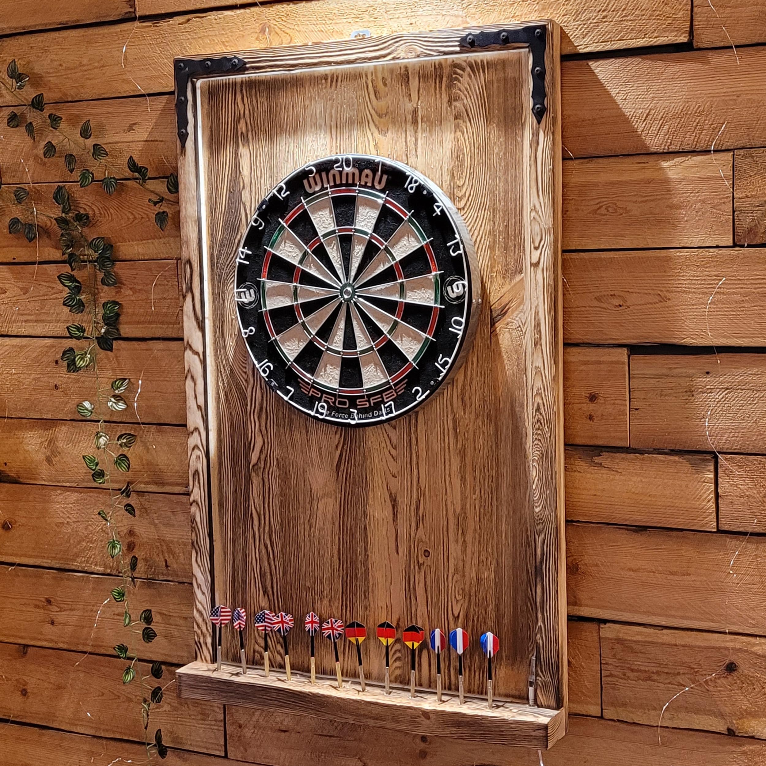 WEECO Cible de Fléchettes en Pin avec Éclairage LED - Couverture Murale Style Vintage, Cabinet Massif, Revêtement pour Armoire 112 x 70 cm