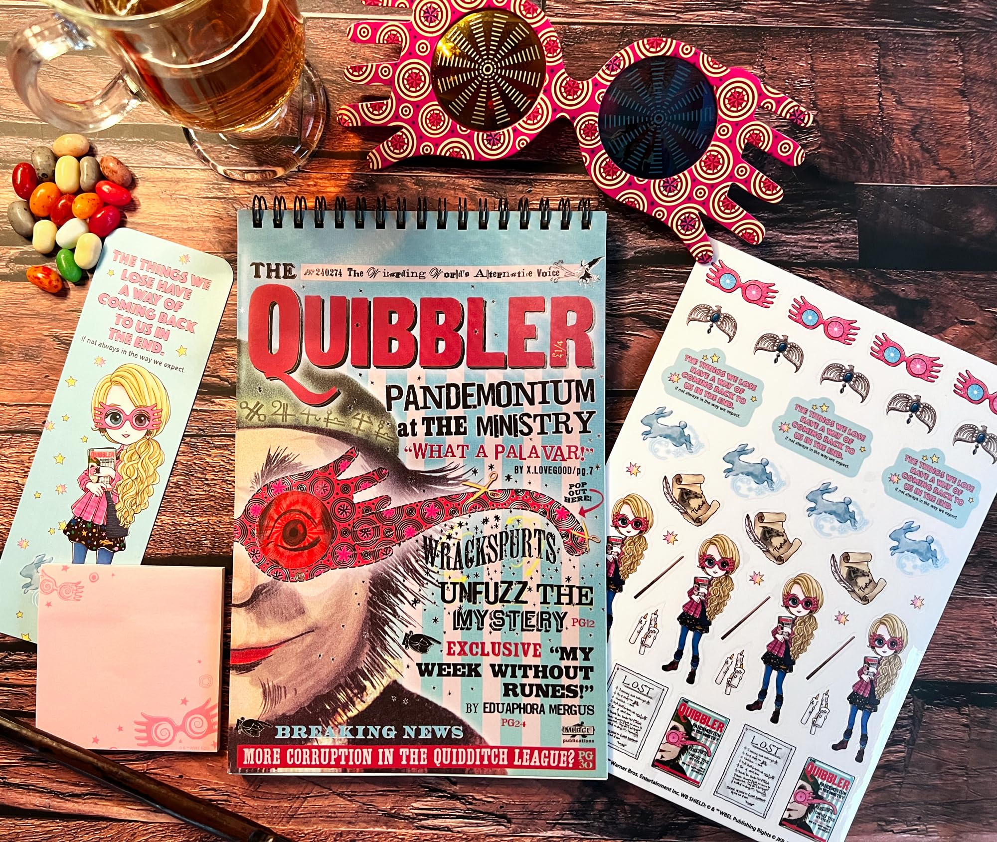CON*QUEST Harry Potter The Quibbler Stationery - Juego de regalo de papelería duradero de 50 hojas de 6 x 9 pulgadas con hoja de calcomanías vibrantes, paquete de notas adhesivas y marcador Luna