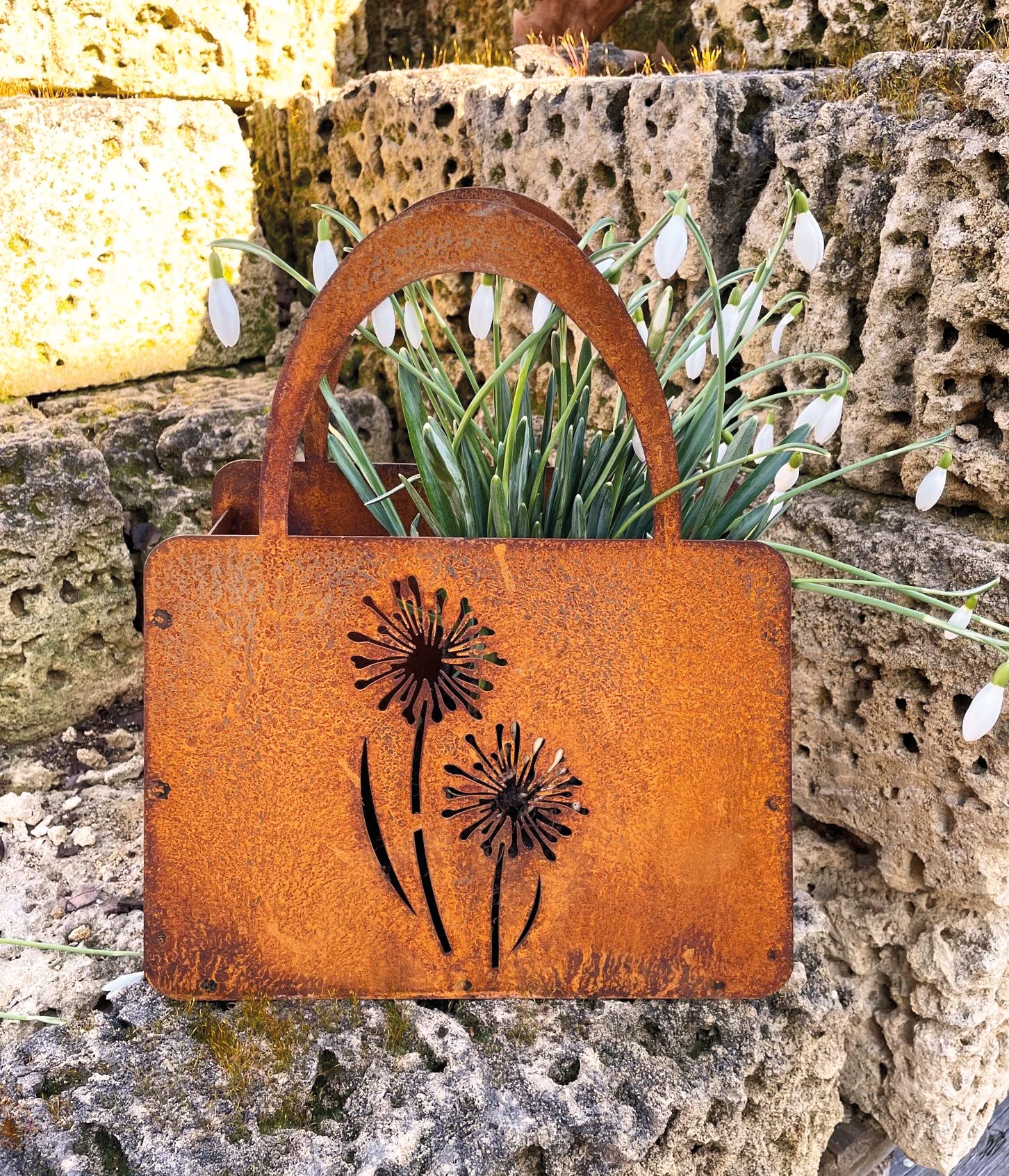 STEINFIGURENWELT GIEBEN Edelrost Handtasche mit 2 Blumen 27x32cm Tasche zum Bepflanzen Rost Pflanztasche Allium Pusteblume Blumentopf Windlicht Edelrost Gartendeko