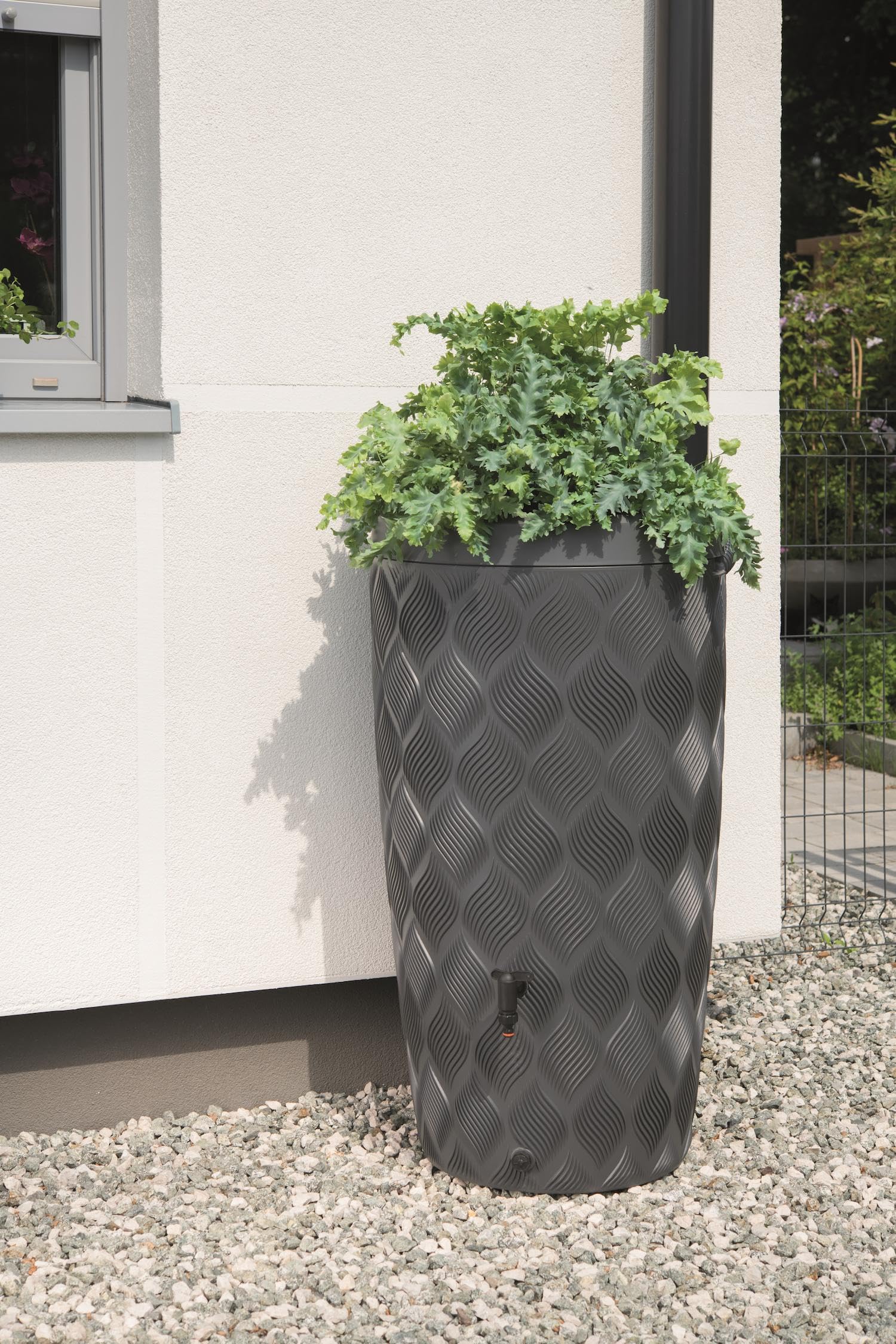 Regentonne-Regenfass 240 Liter mit im Deckel integrierter Pflanzschale Modell Flow Farbe anthrazit Regenwassertank mit Wasserhahn