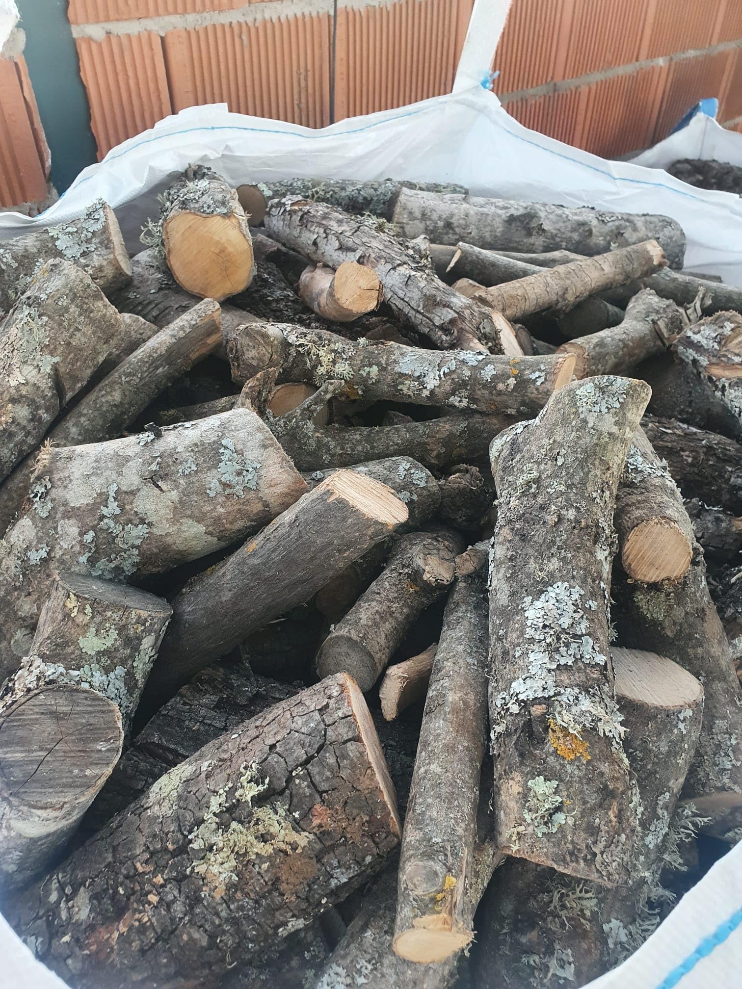 Saca Leña de Olivo 650 Kg. Leña para Chimenea, Caldera y/o Estufa. Leñas de Gran dureza y Larga duración. Conservada en Condiciones Ideales. Troncos medianos. Leñas Olivo.