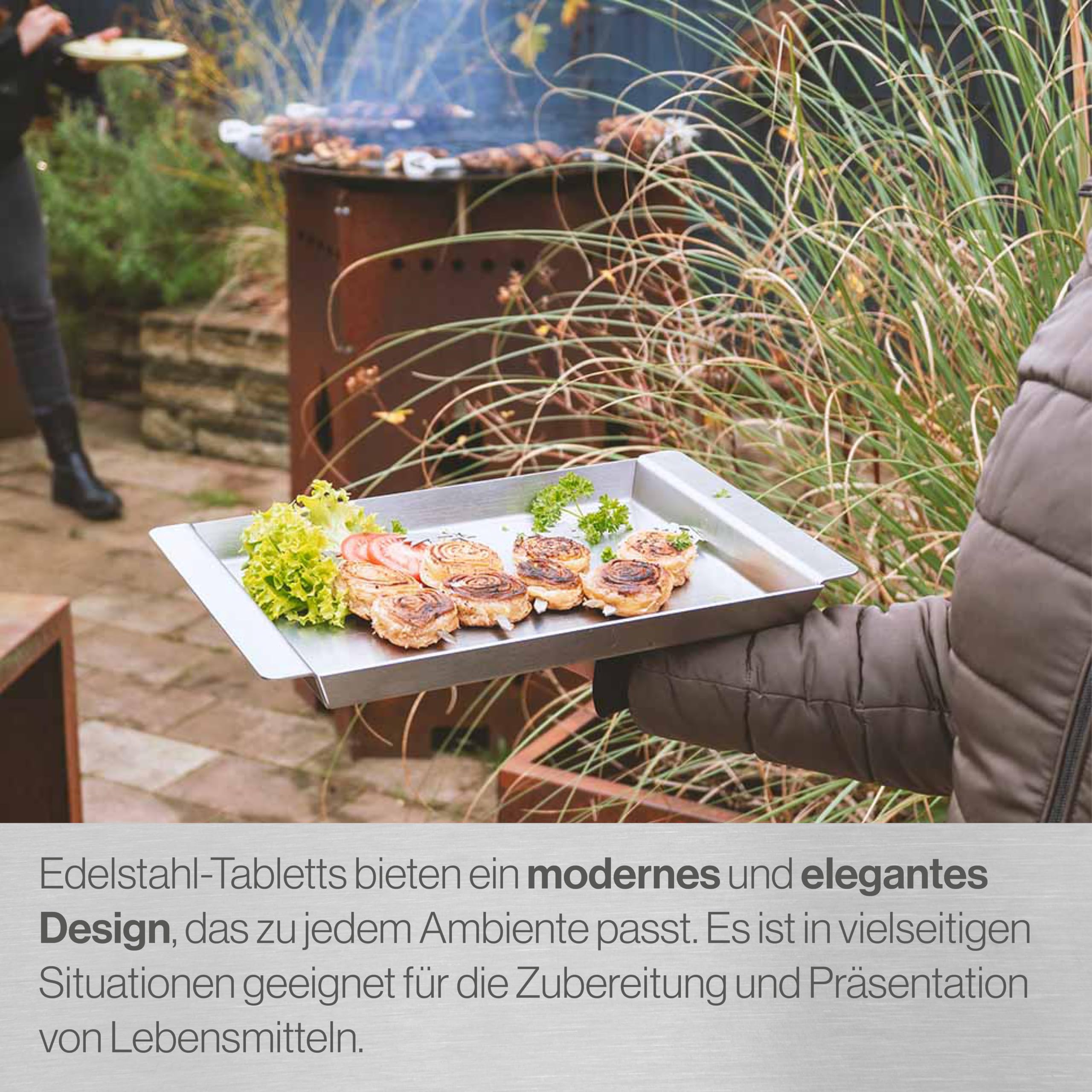 Serviertablett Edelstahl Rechteckig - Für Speisen, Snacks, Kaffee & Kuche - Tablett mit Griffen - Auch als Servierplatte, Partyplatte, Küchentablett - Anrichteplatte (50 x 37,5 cm)