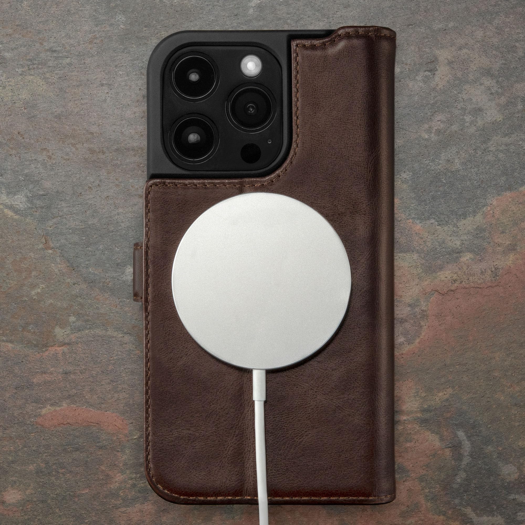 TORRO Skórzane Etui do iPhone 15 Pro – Wysokiej Jakości Skórzane Etui-Portfel z Poziomym Stojakiem i Przegródkami na Karty (Ciemny brąz)