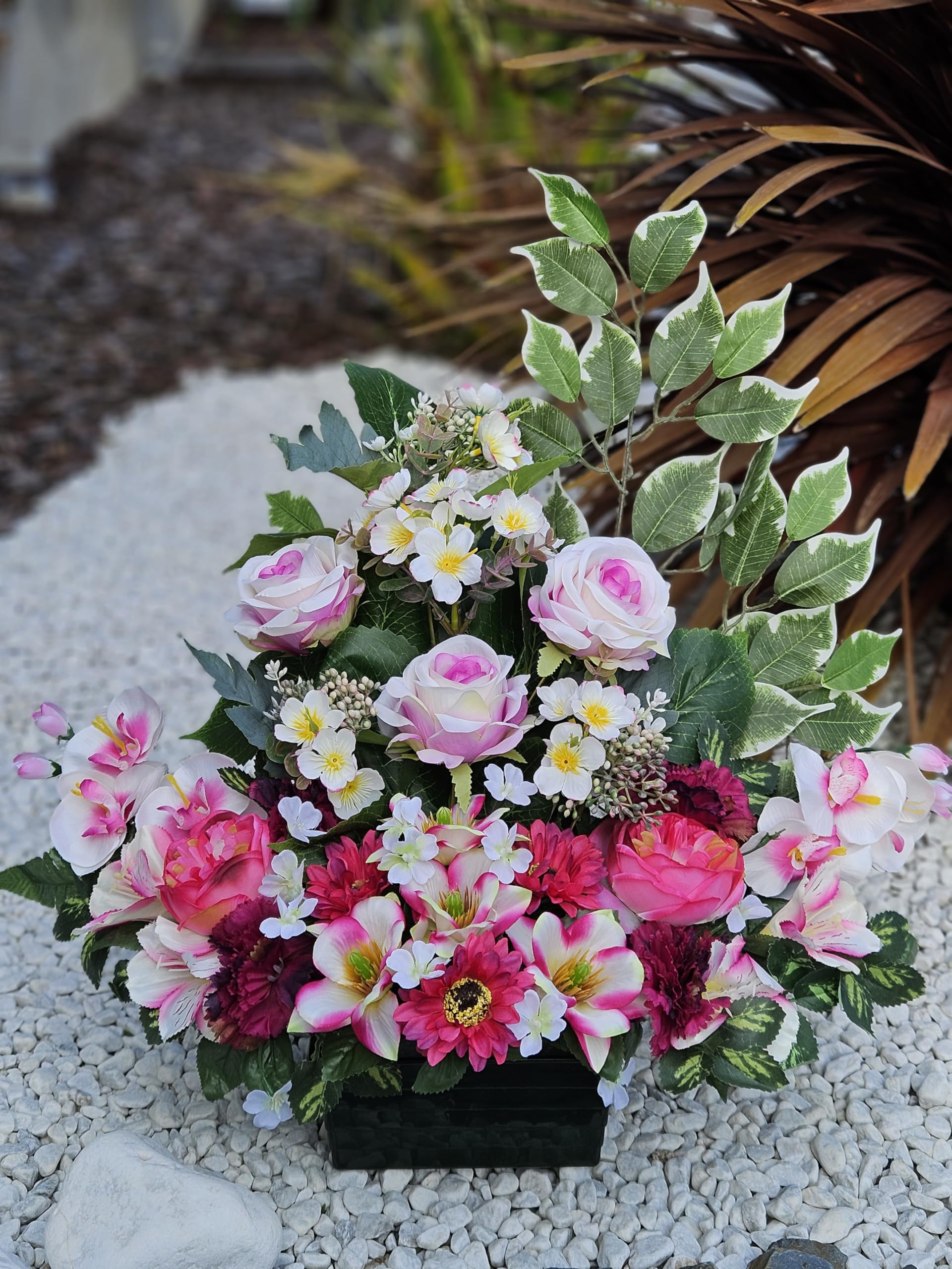 Composition de Fleurs Artificielles, Lesté Ciment Pour Une Très Bonne Tenue à L extérieur. Réalisé par Nos Soins, Fleurs de Qualité