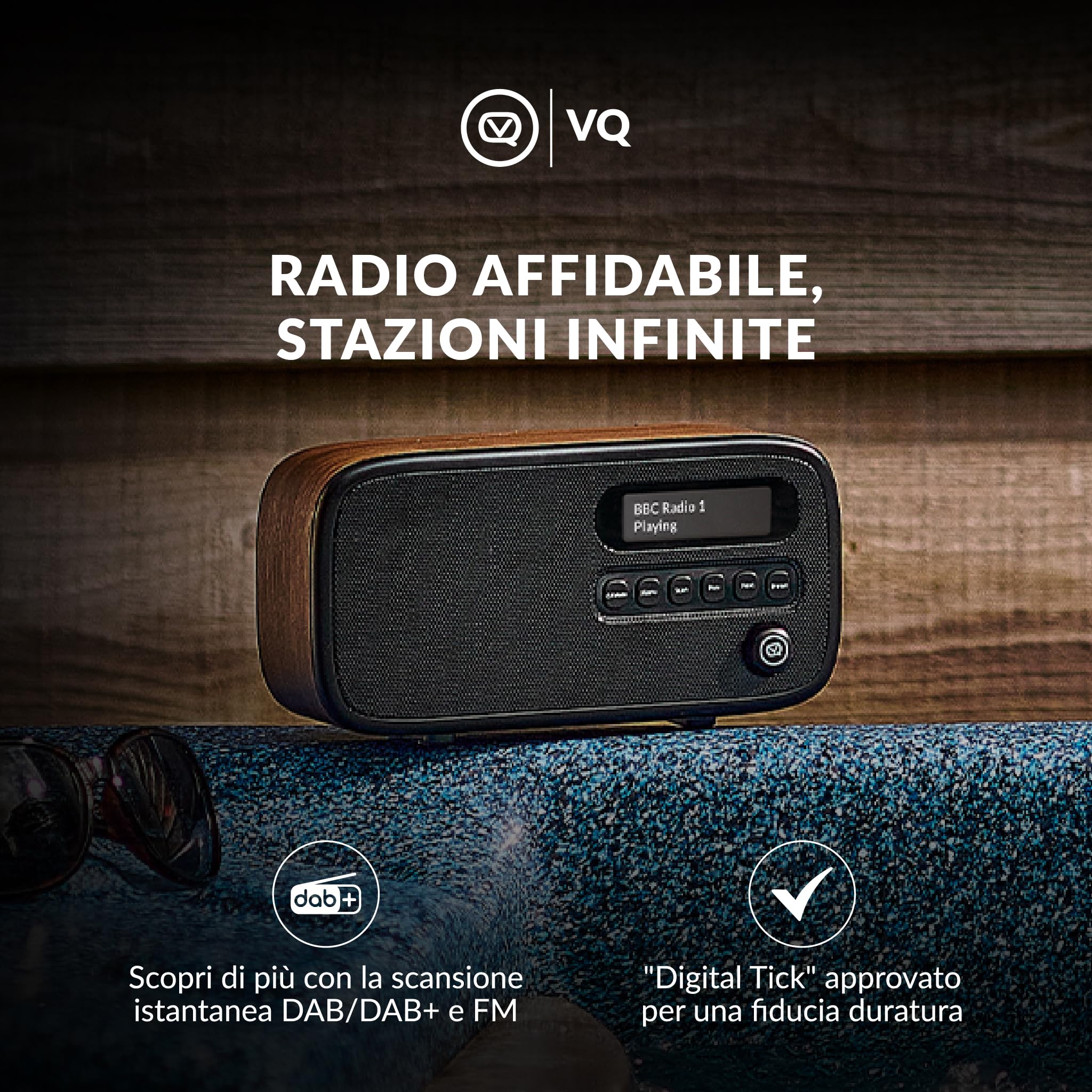 VQ Dexter Radio DAB Plus/DAB con FM, Altoparlanti Stereo da 3W e Schermo LCD - Alimentata da Rete e Batteria, Radiolina Portatile con 60 Preselezioni, Antenna e Presa Cuffie - Noce