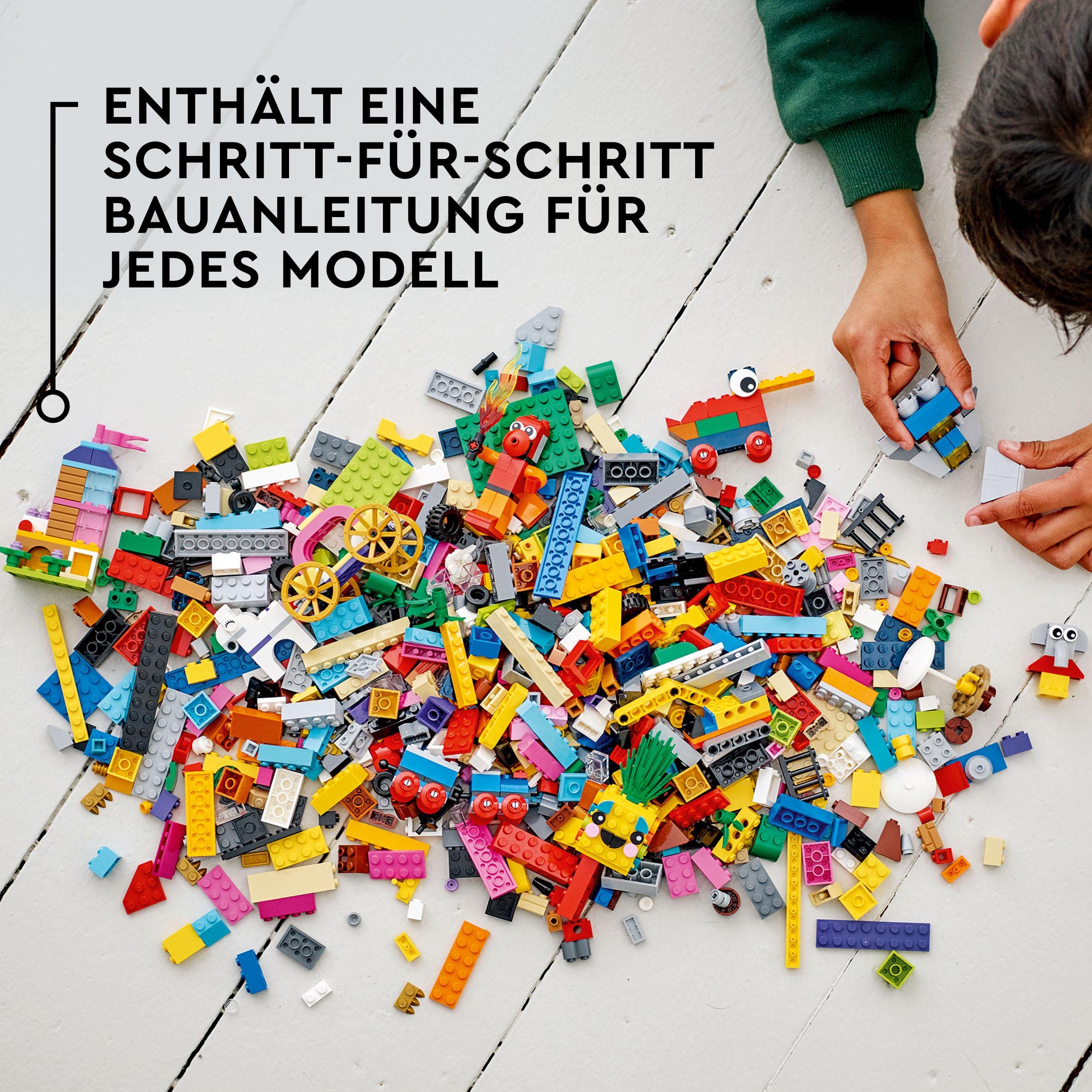 LEGO 11021 Classic 90 Jahre Spielspaß Set, Bausteine-Box mit 15 Mini-Modellen legendärer LEGO Spielzeuge, inkl. Zug und Schloss, Konstruktionsspielzeug