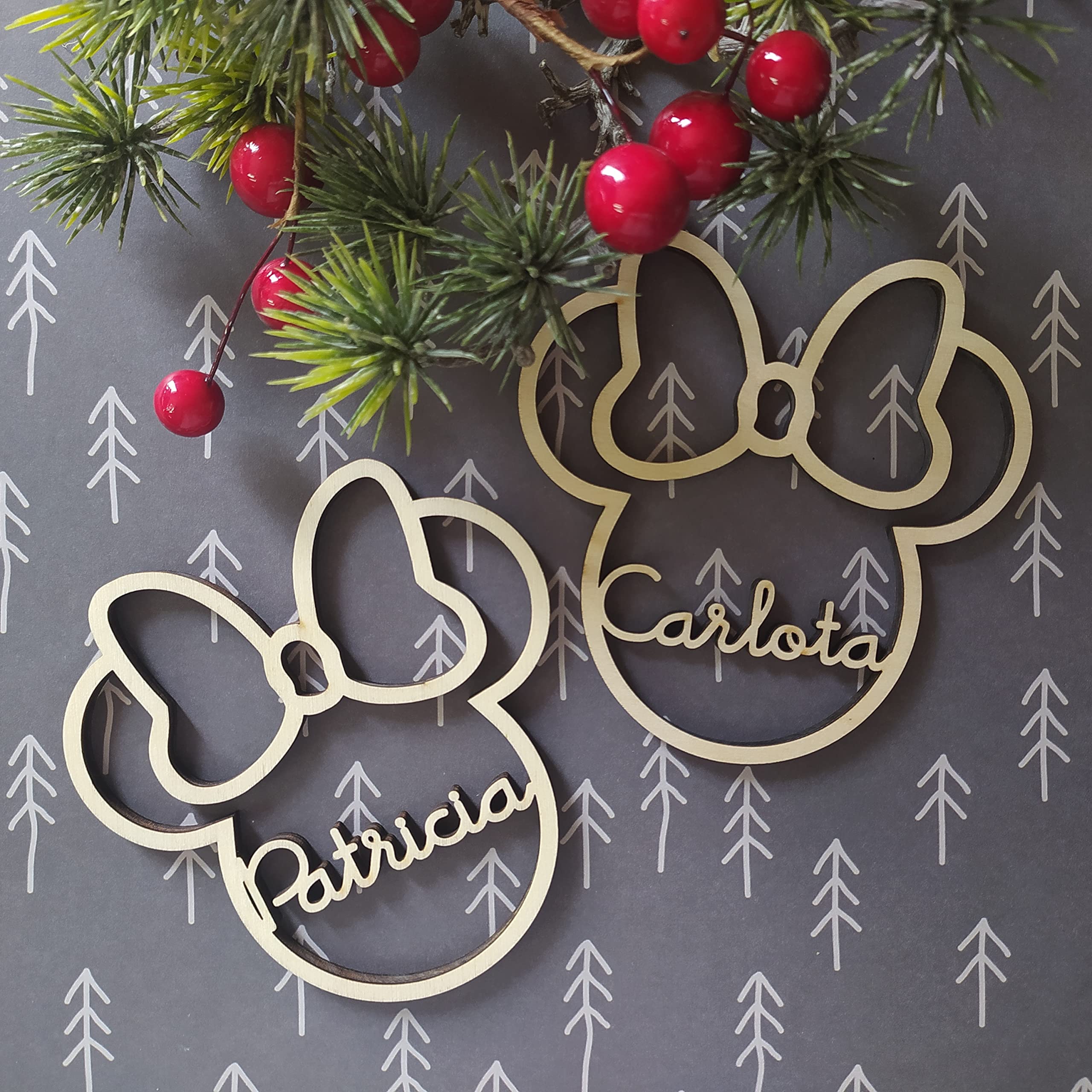 Bolas árbol de Navidad Personalizadas con Nombre de Madera, Adorno Original Decoracion navideña Esfera grabada Natal Madera sostenible con Cuerda incluida (Minnie)