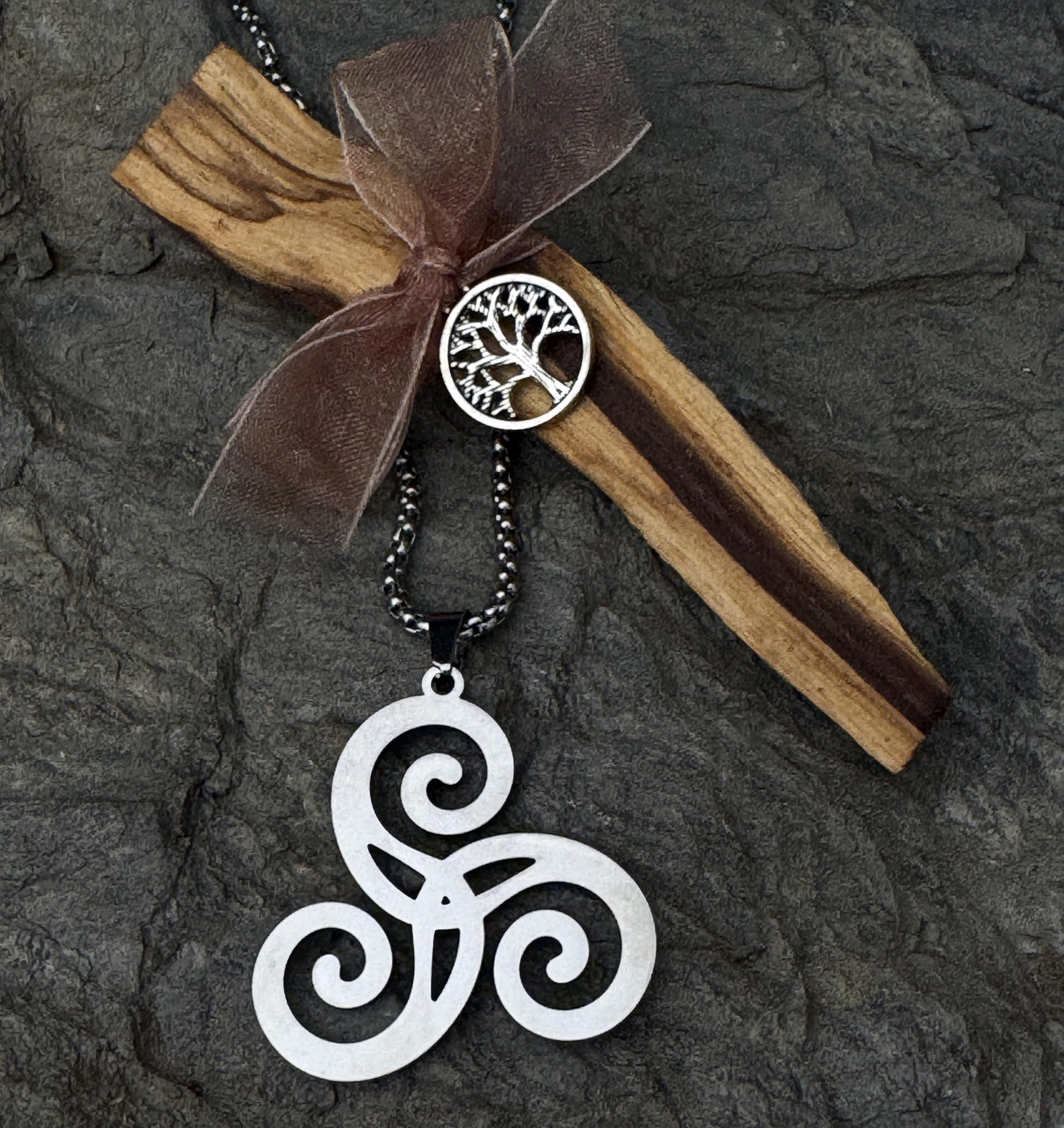 Simboliks Colgante Triskel Celta de Acero Inoxidable y Palo Santo – Amuleto de Protección Druida – Collar Vikingo de la Trinidad – Trisquel y Triqueta – Joyería Celta – Regalo Hombre – Pulsera Extra