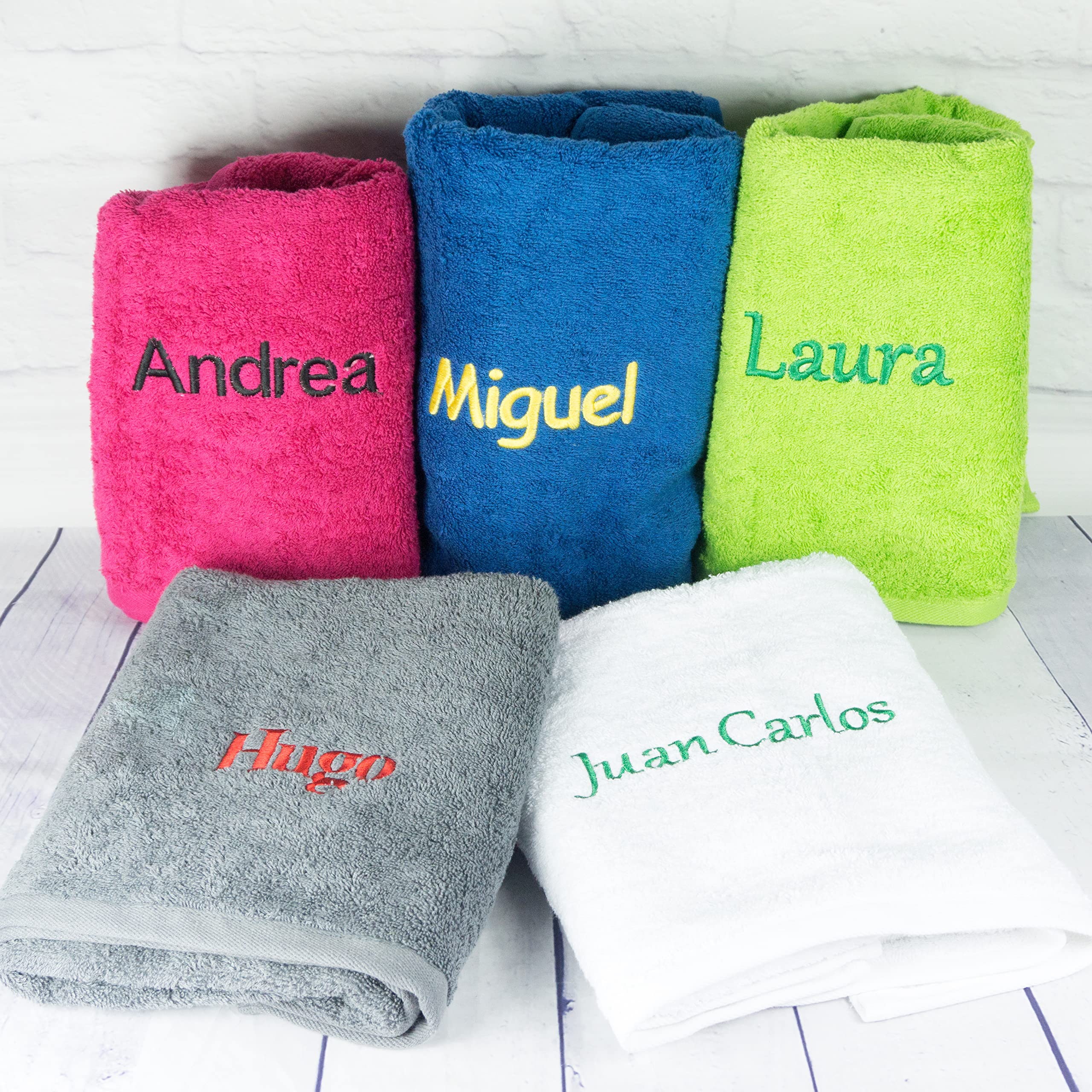 CALLE DEL REGALO Juego de Tres Toallas Bordadas con Nombres (Blanca)