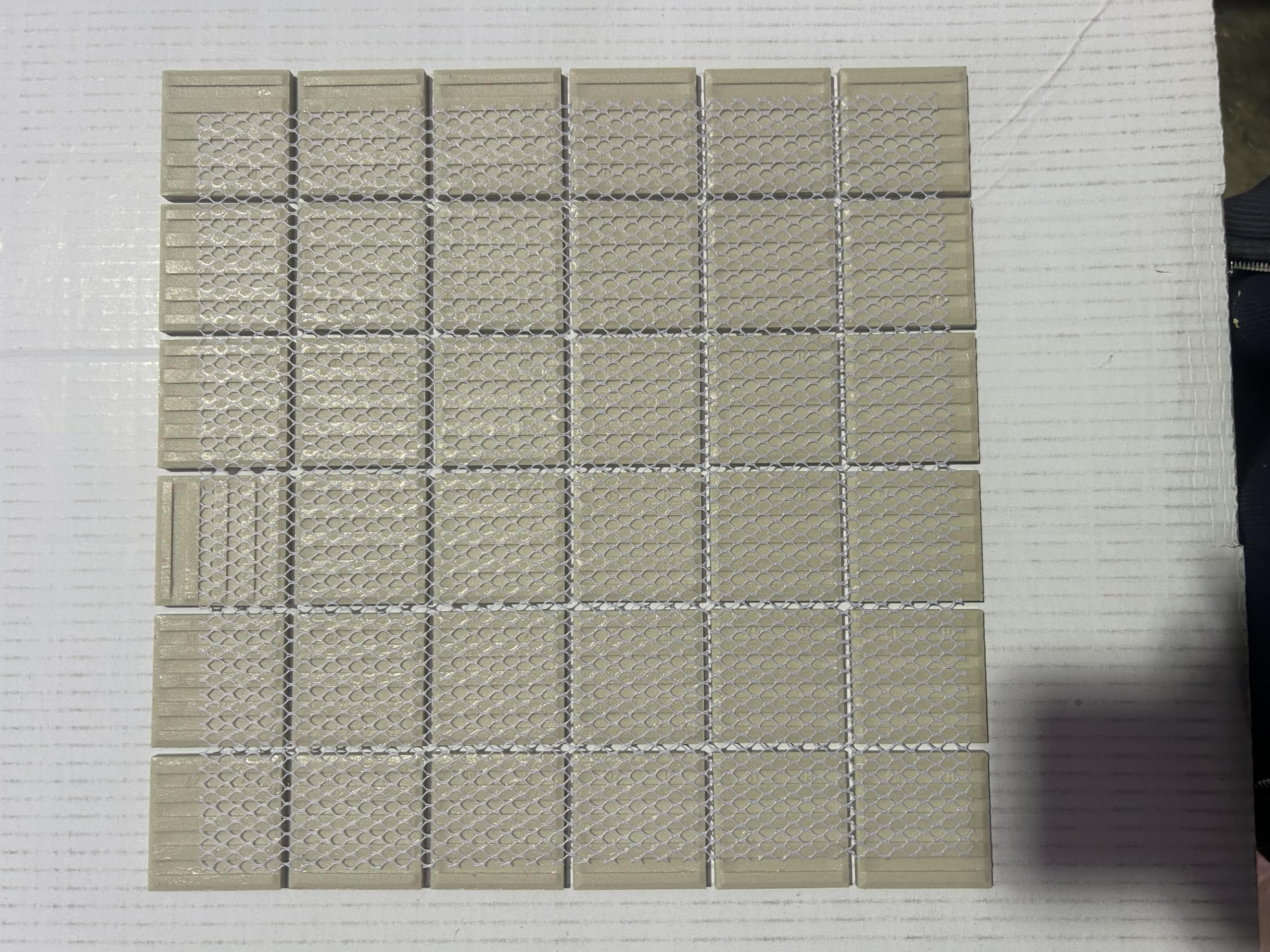 Modelo U011 (GRIS SAL & PIMIENTA) Mosaico enmallado de Porcelanico Todo Masa. Medida 4,8x4,8cm. Pegado en mallas de 30x30cm.