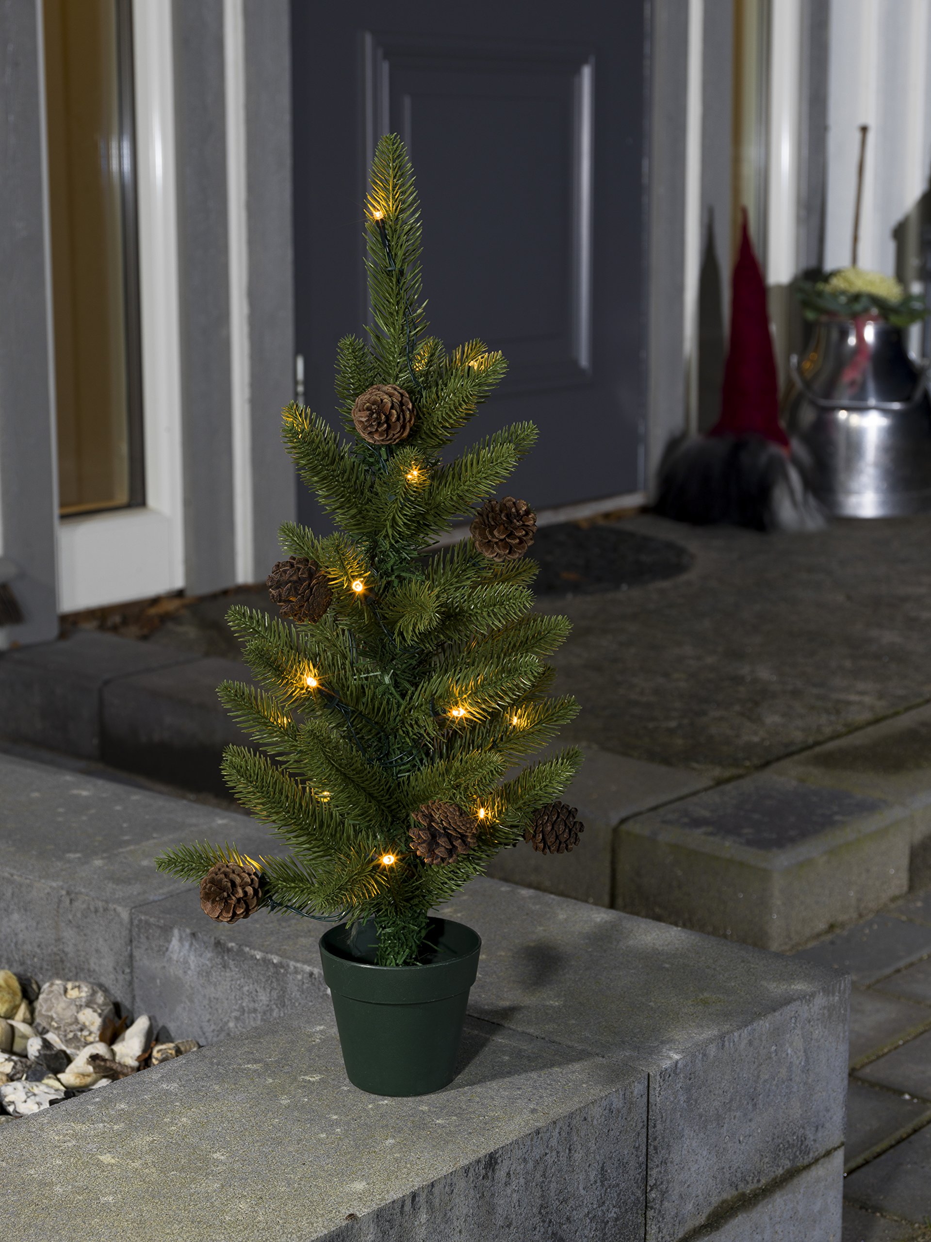 Konstsmide LED Weihnachtsbaum mit Tannenzapfen und Topf, mittel, mit 6h und 9h Timer, 20 warm weiße Dioden, batteriebetrieben, Außen (IP44), grünes Kabel, 4 x AA 1.5V (exkl.) - 3781-100