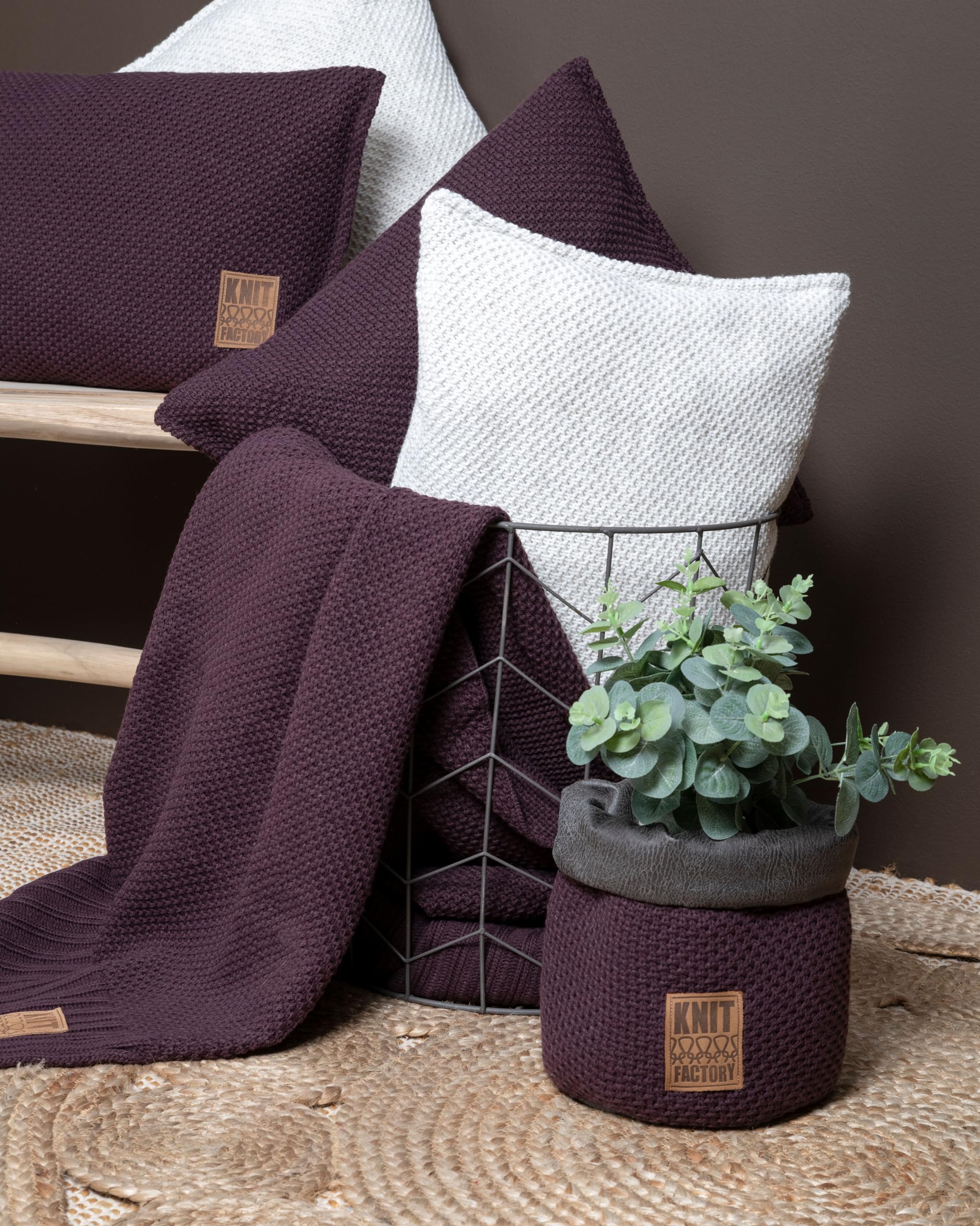 KNIT FACTORY - Lynn Quadratisches Zierkissen - Beige - 50x50 cm | Sofakissen mit Füllung und Bezug - Couchkissen - Zierkissen - Grob gestrickter Dekokissen - Zeitloses Design